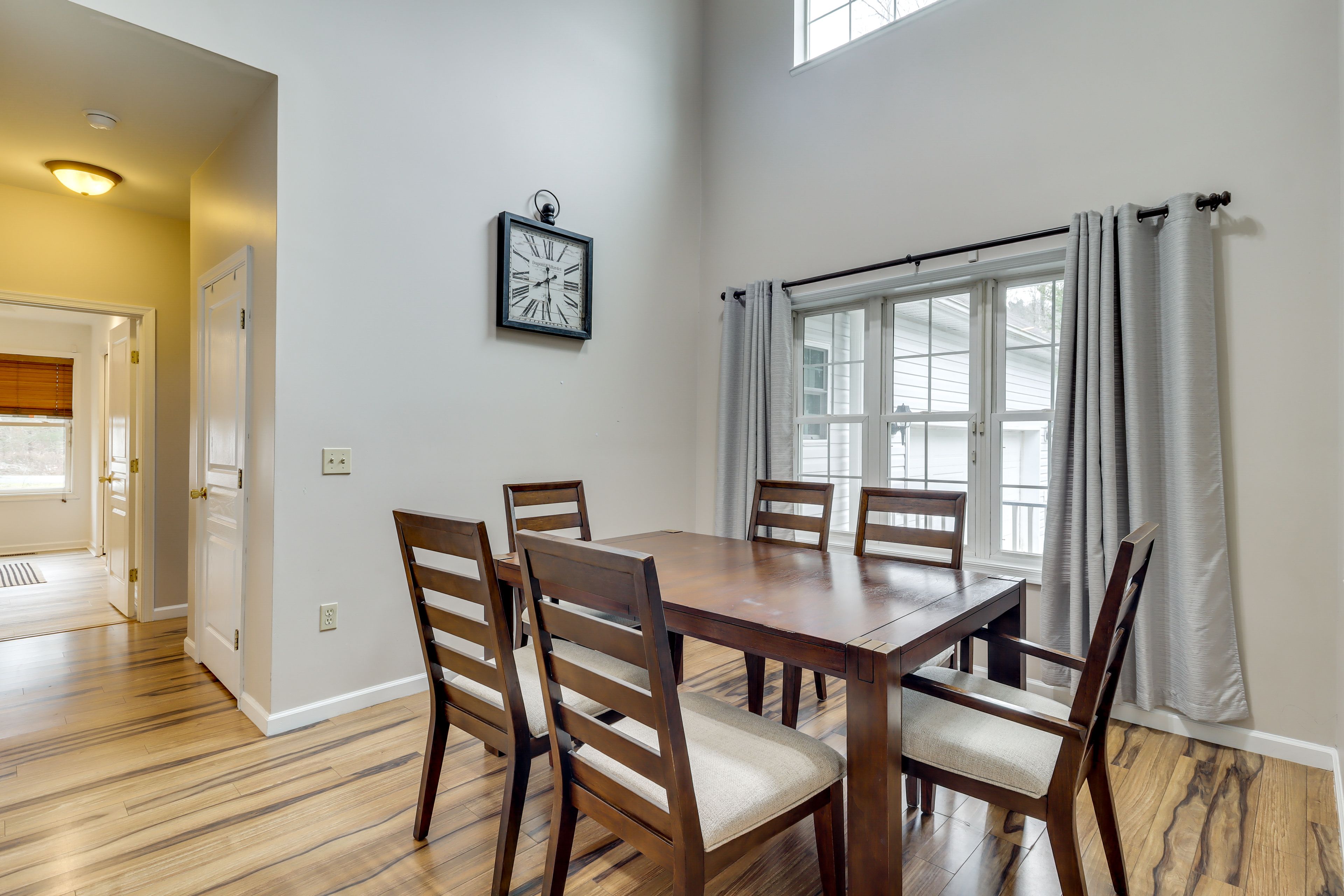 Dining Area | Dishware/Flatware Provided