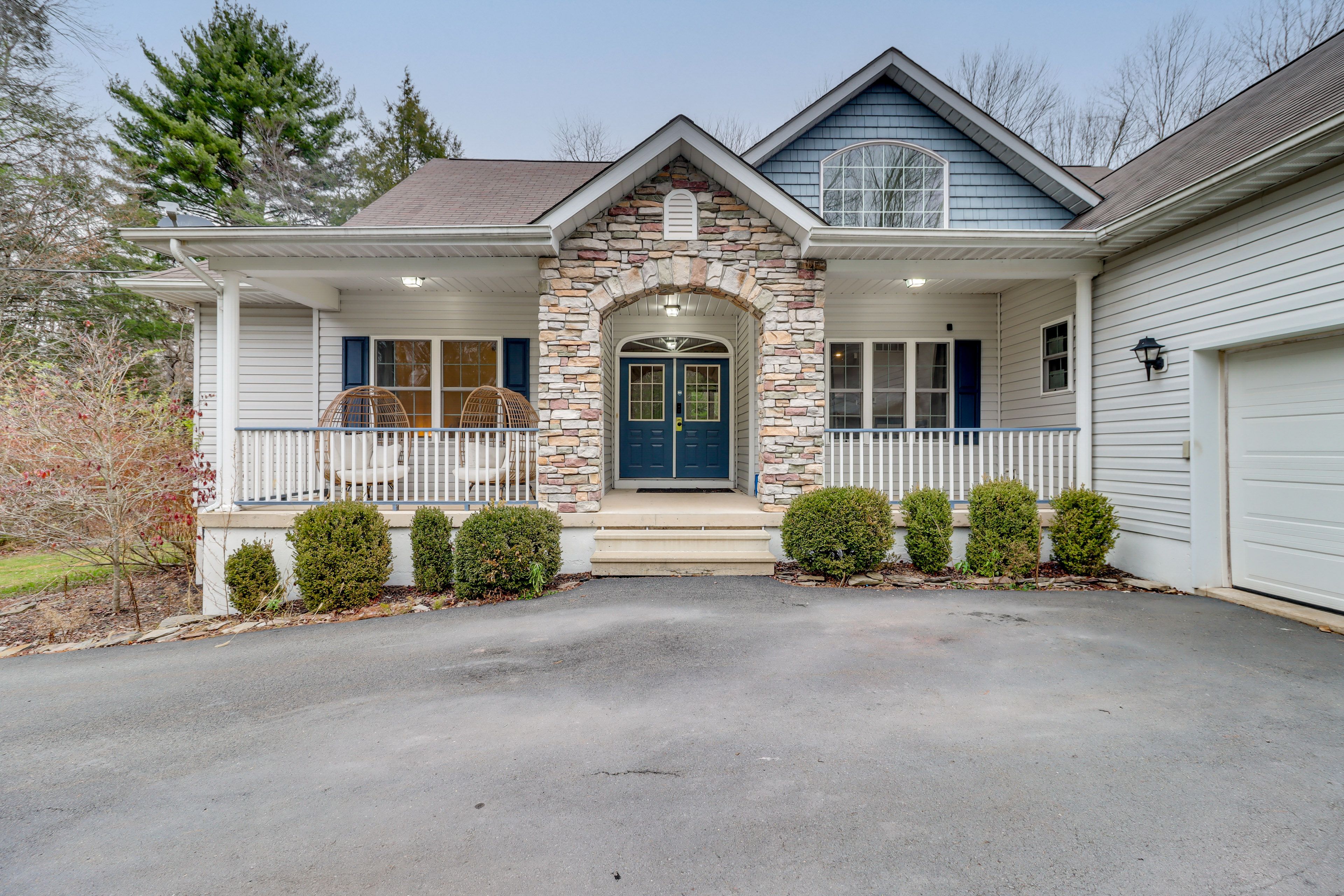 Exterior | Driveway (5 Vehicles)