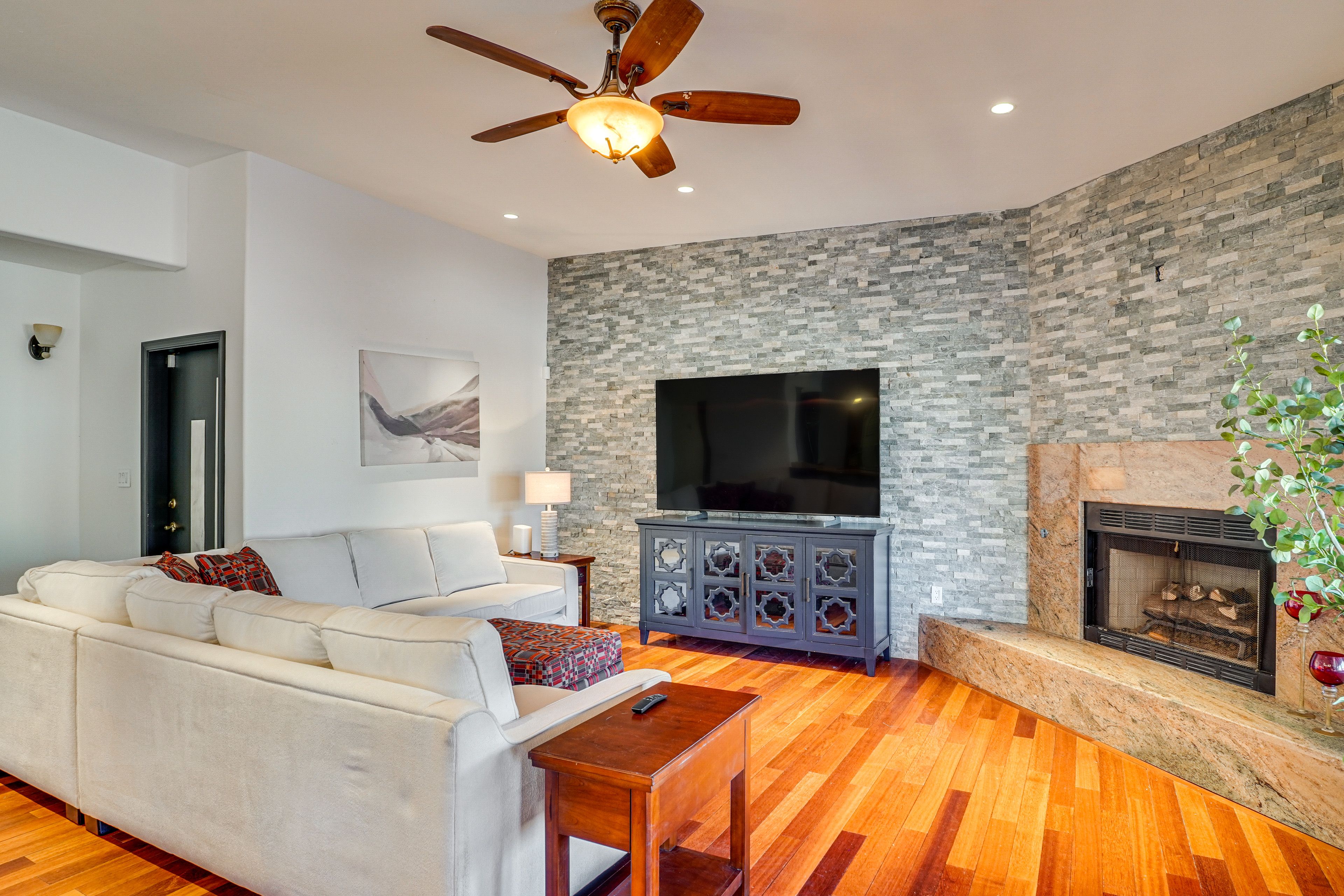 Living Room | Smart TV | Queen Sleeper Sofa | Fireplace | Single-Story Home