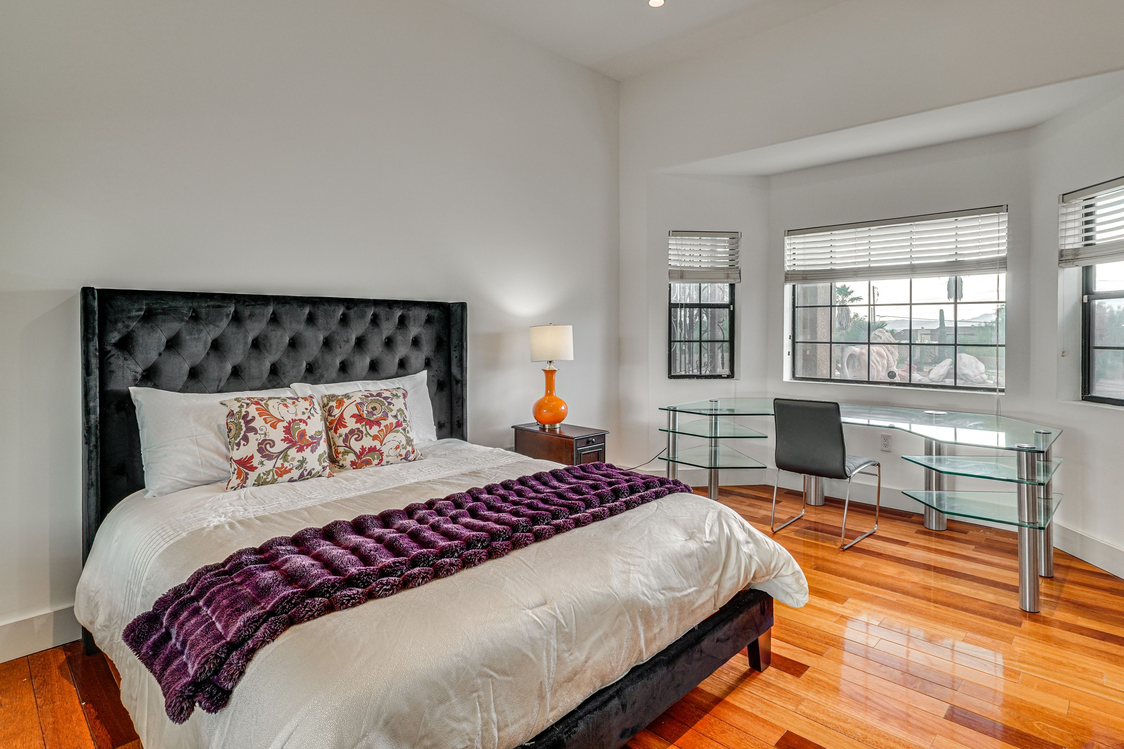 Bedroom 2 | Queen Bed | Desk