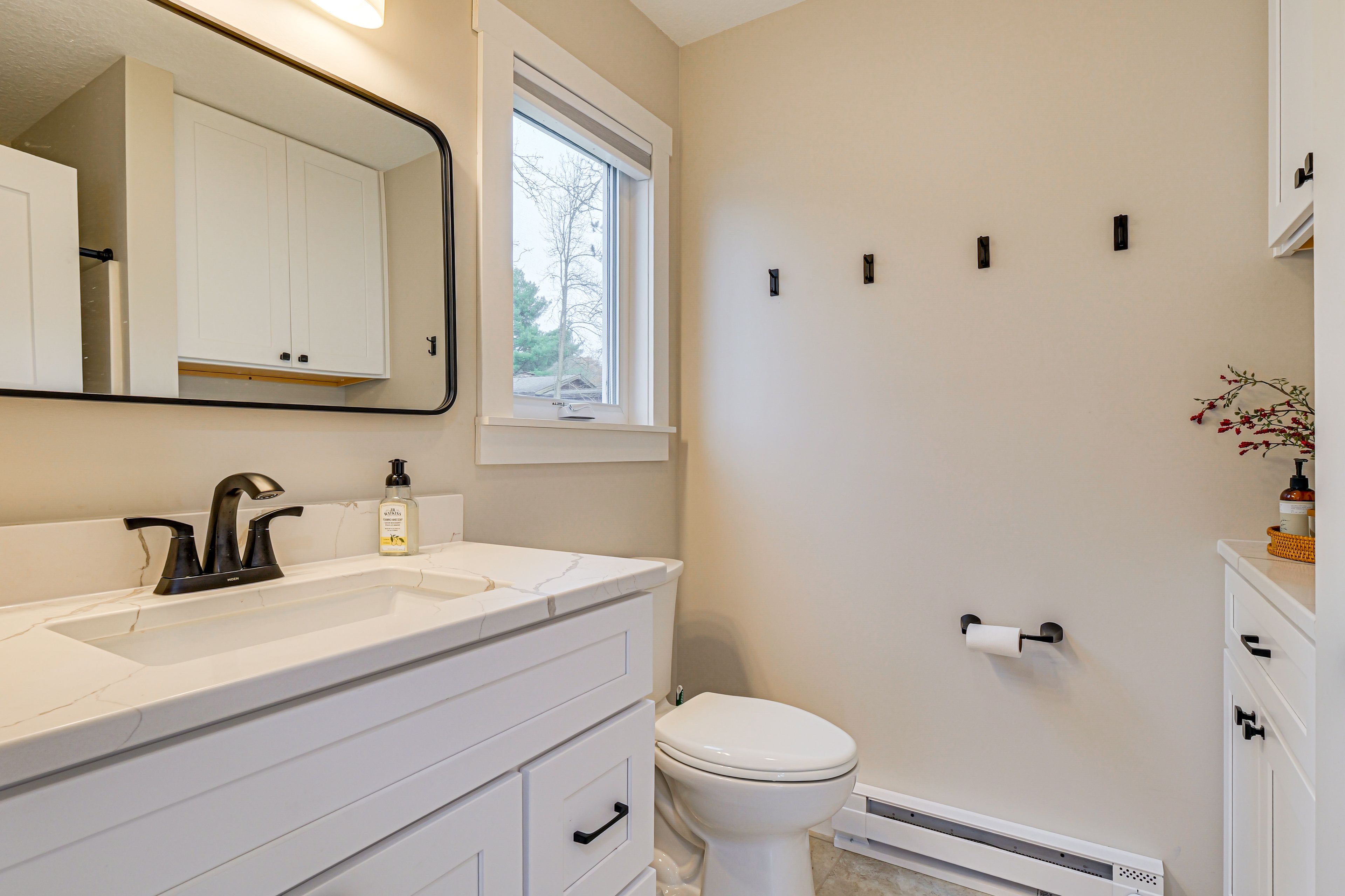 Cabin 2 | Full Bathroom | Linens & Towels | Complimentary Toiletries