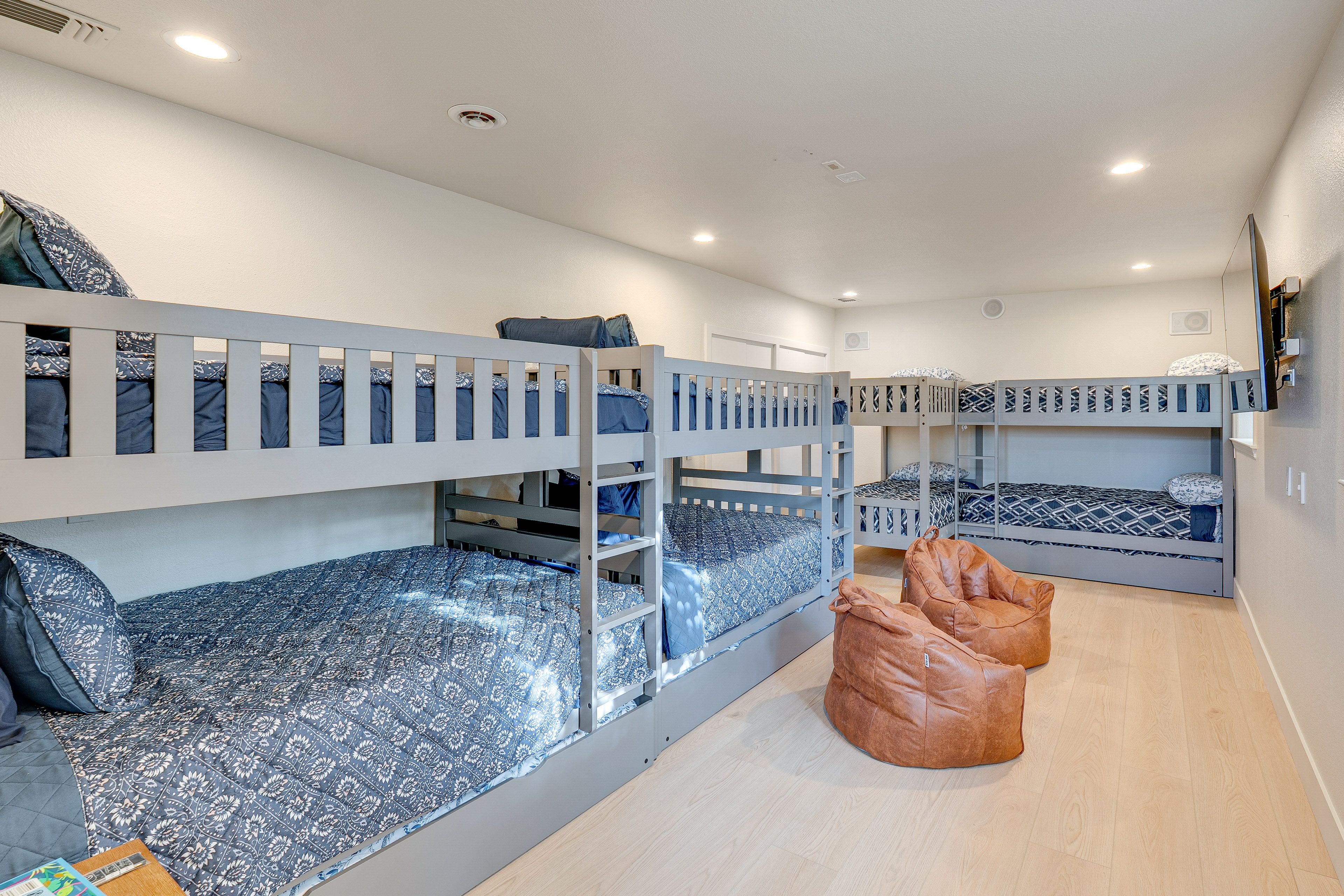 Bedroom 5 | 4 Twin/Full Bunk Beds | 3 Twin Trundles