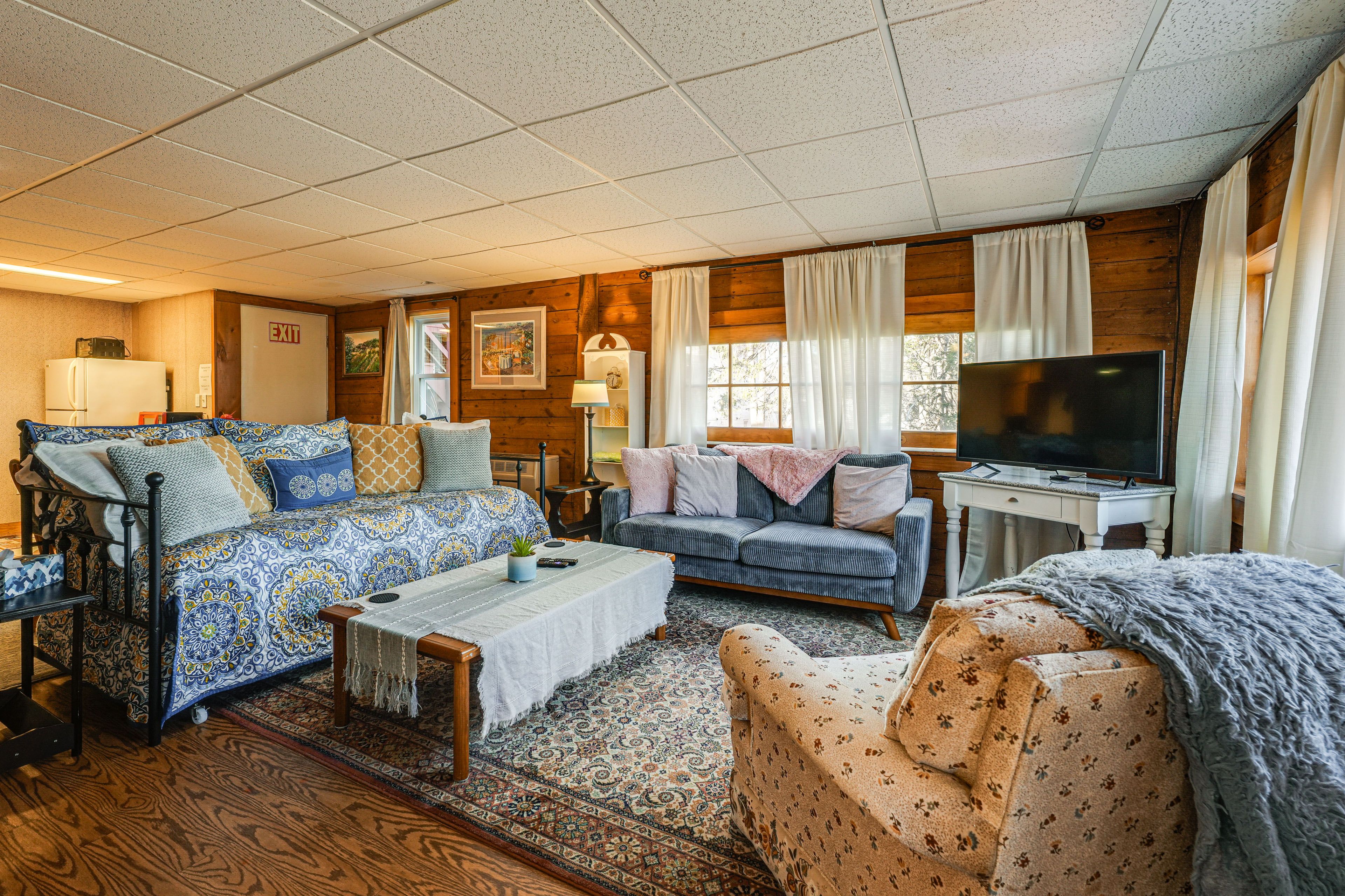 Studio | Living Room | Free WiFi | Smart TV | Twin Daybed w/ Twin Trundle