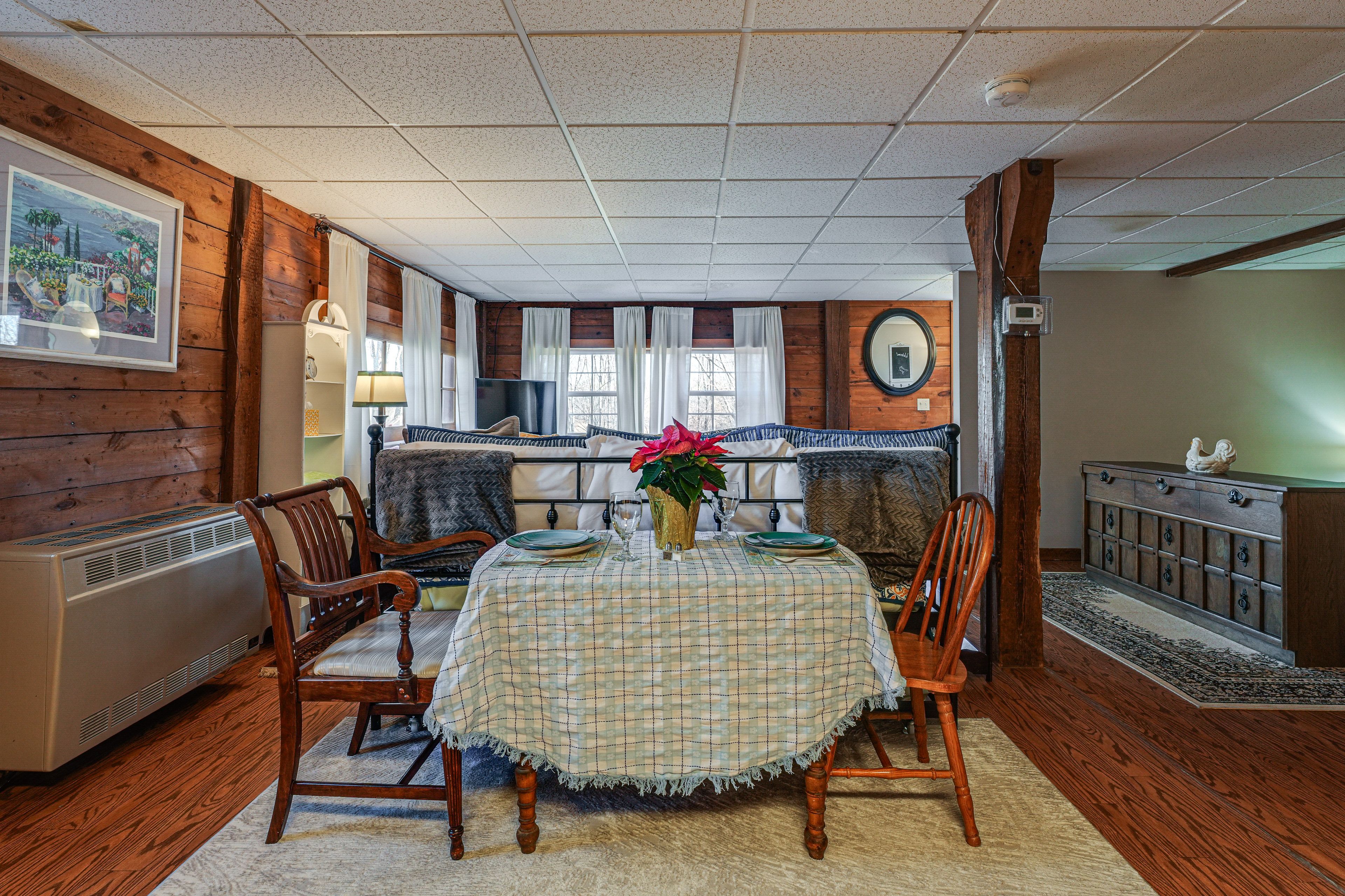 Studio | Dining Area | Dishware/Flatware Provided