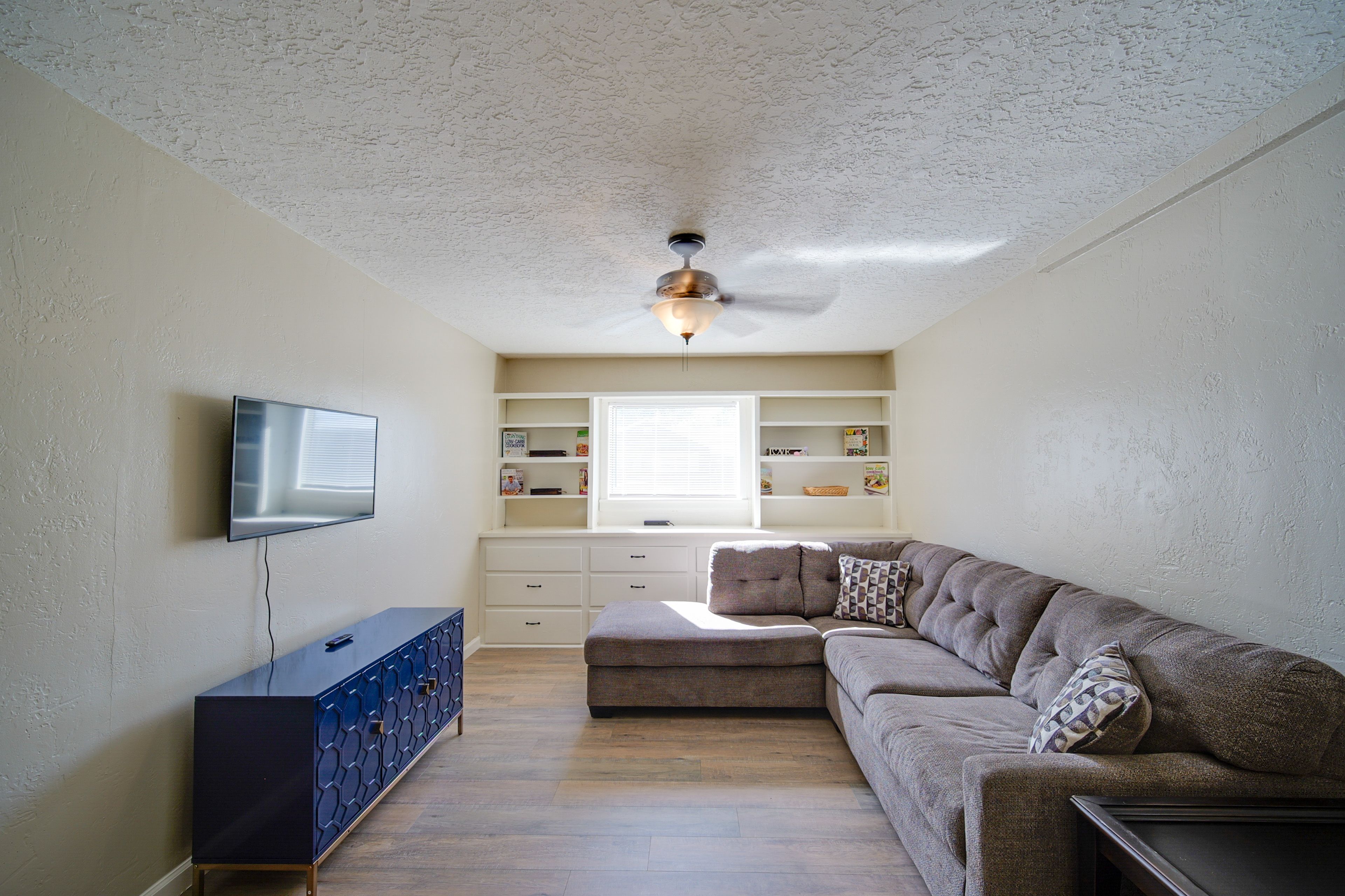 Family Room | Smart TV | Central Heating & A/C | Free WiFi