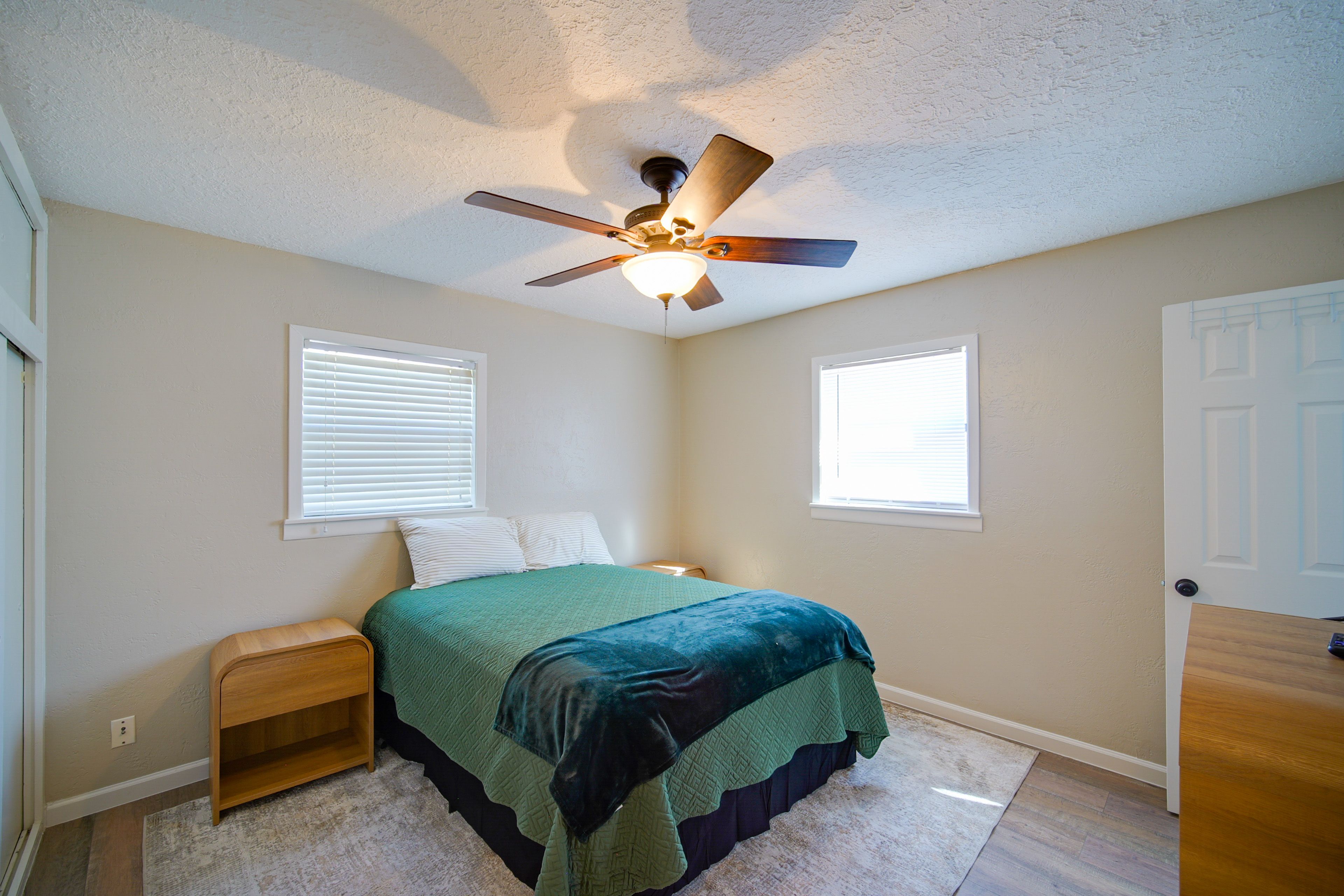 Bedroom 2 | Queen Bed