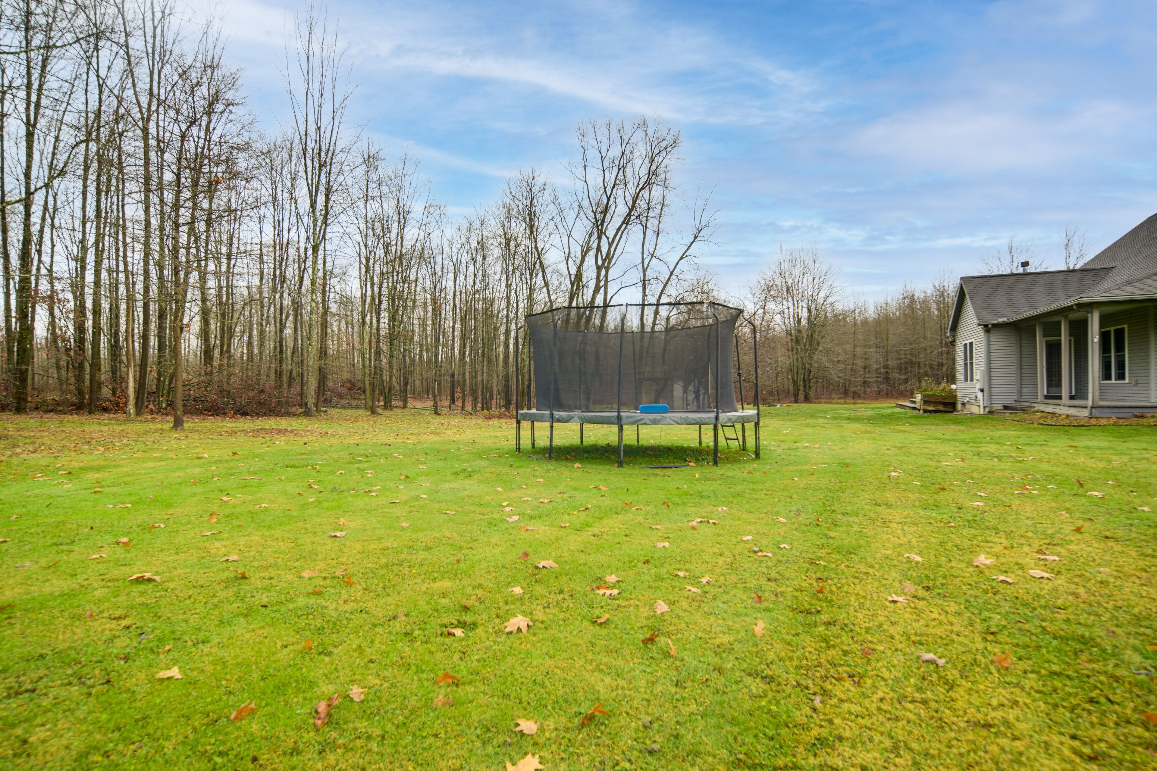 Spacious Yard w/ Trampoline, Grill & Fire Pit