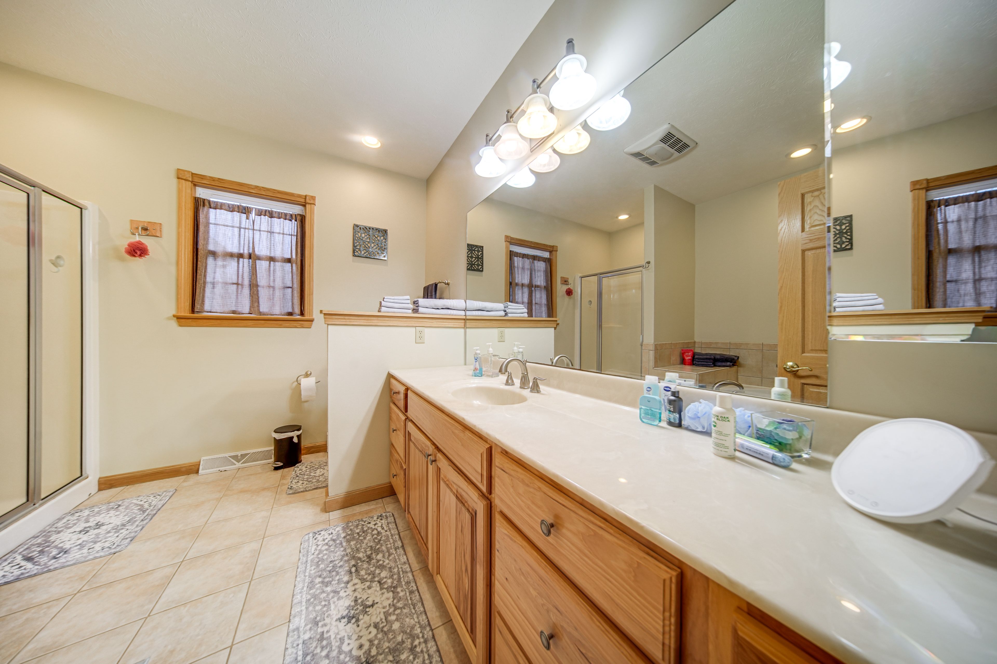 Full Bathroom | 1st Floor | Towels Provided