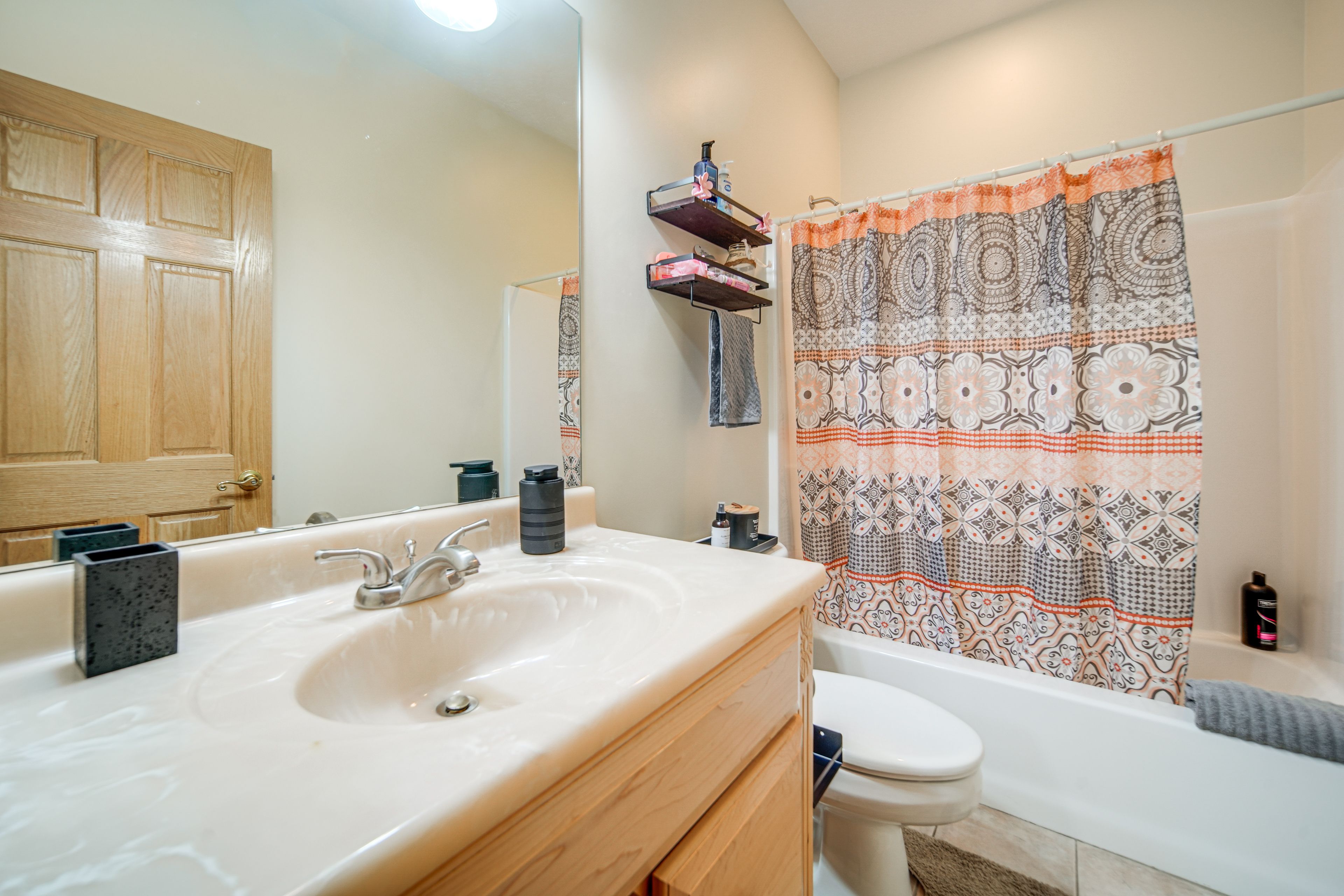 Full Bathroom | 1st Floor | Complimentary Toiletries