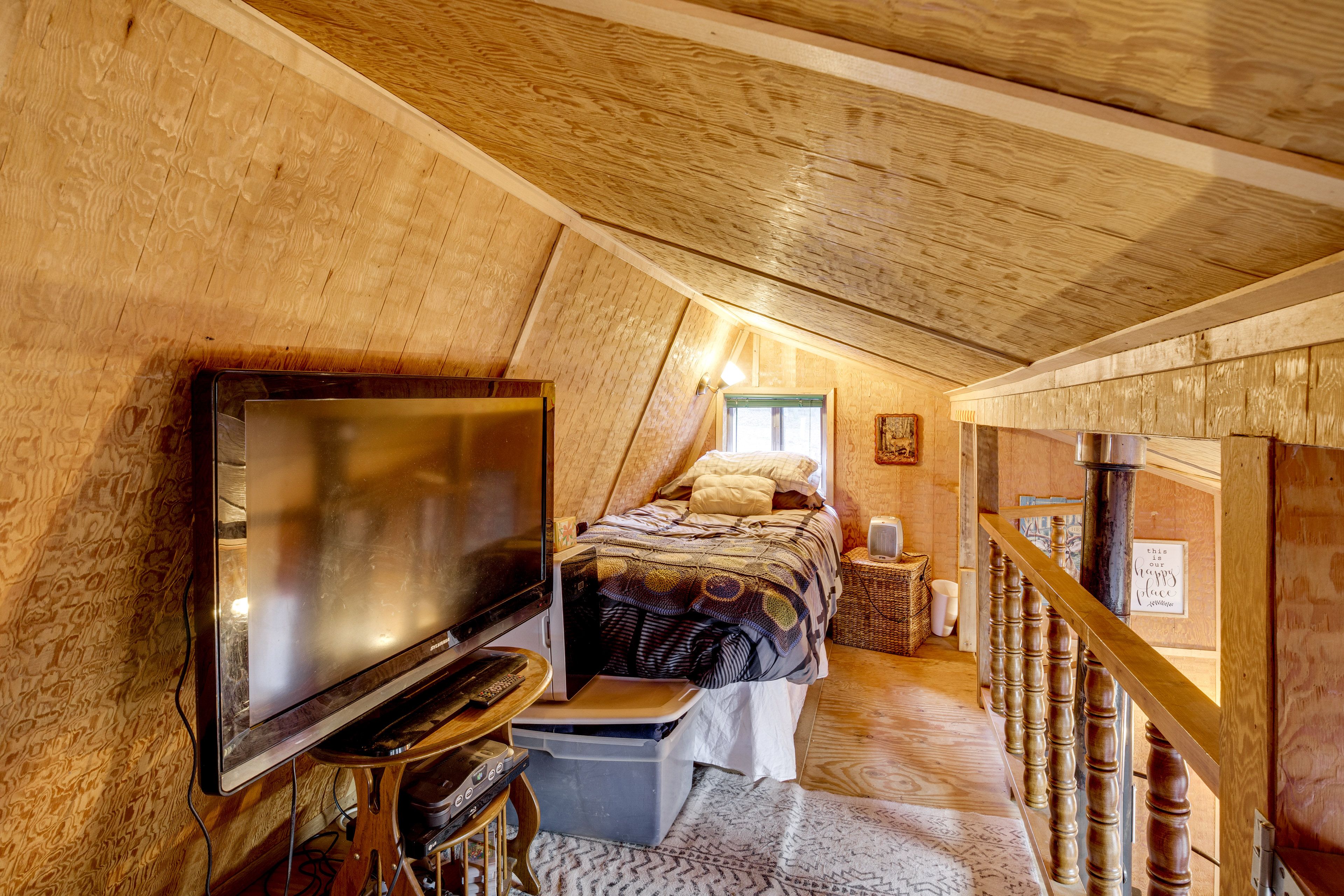 Loft | Queen Bed | Twin Bed | Flat-Screen TV | 2nd Floor