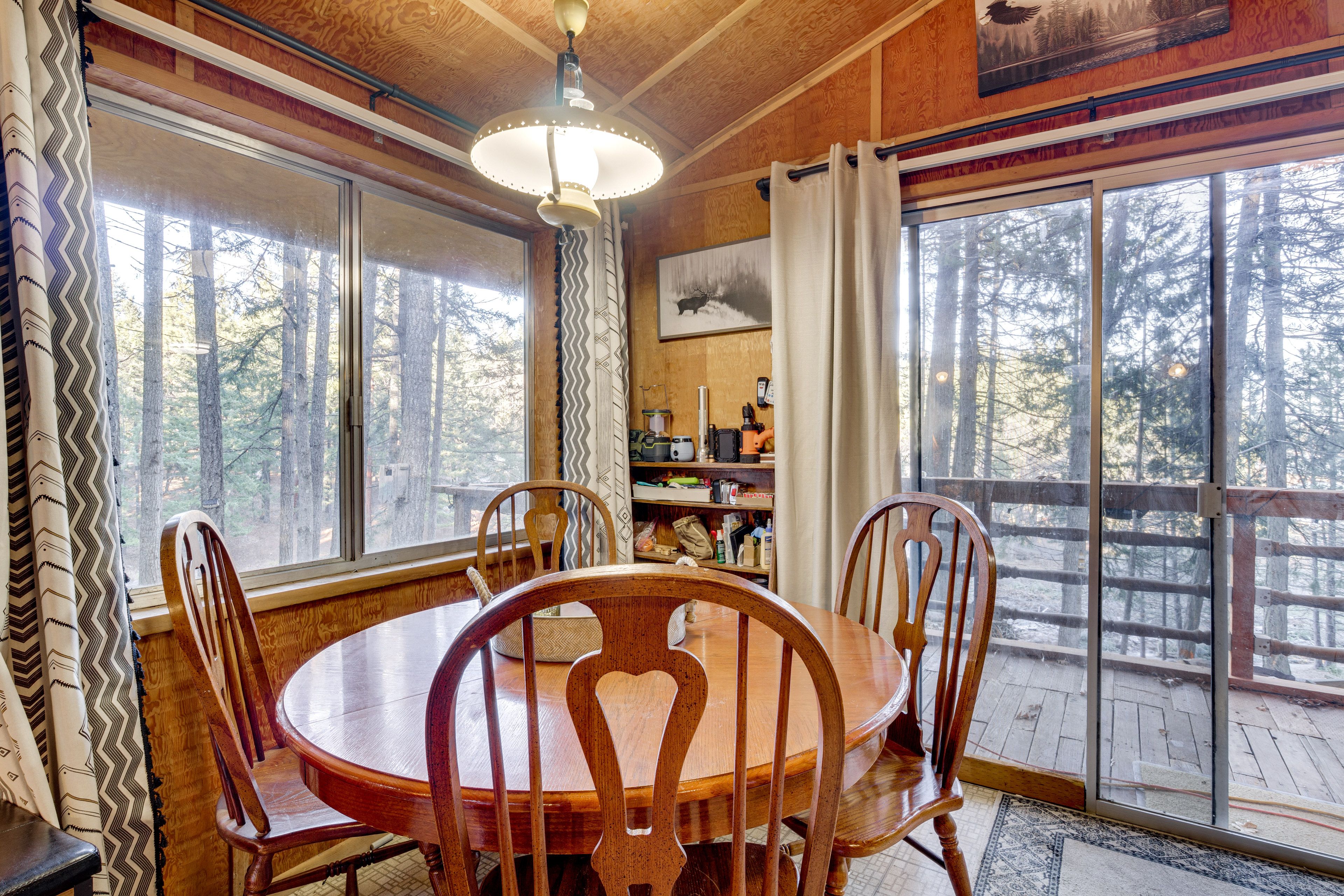 Dining Area | Dishware/Flatware Provided | 1st Floor