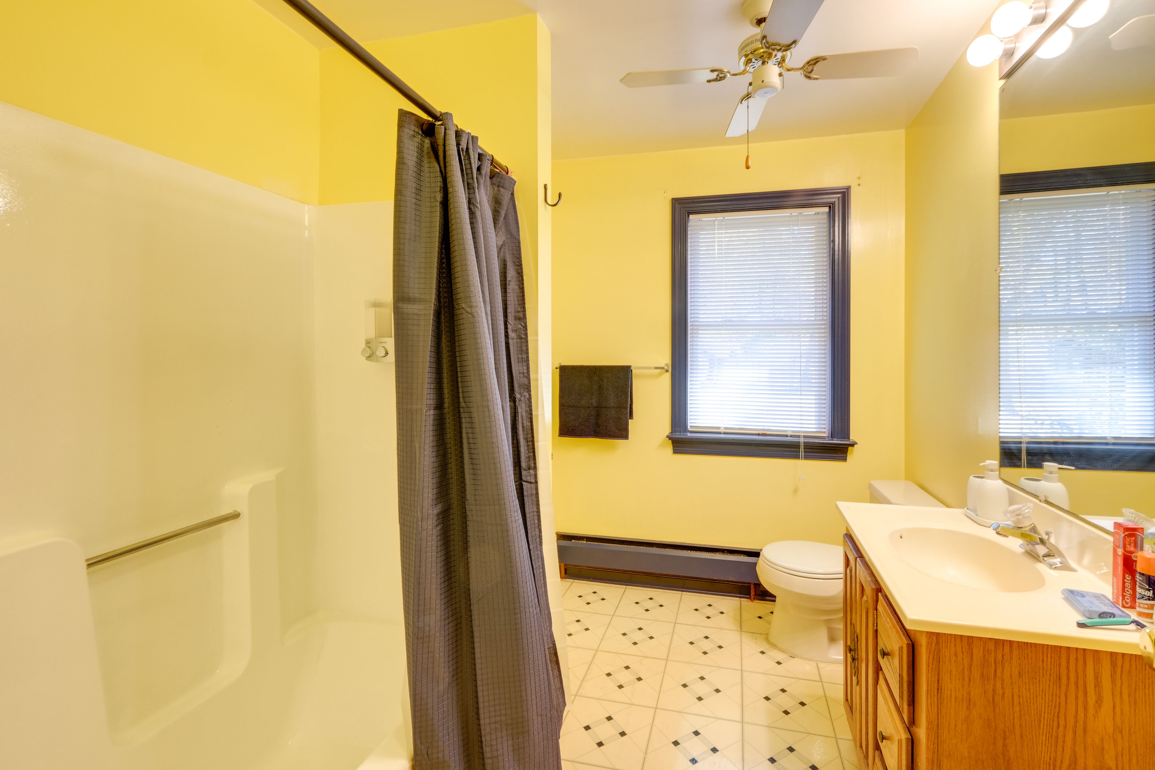 Full Bathroom | Towels Provided