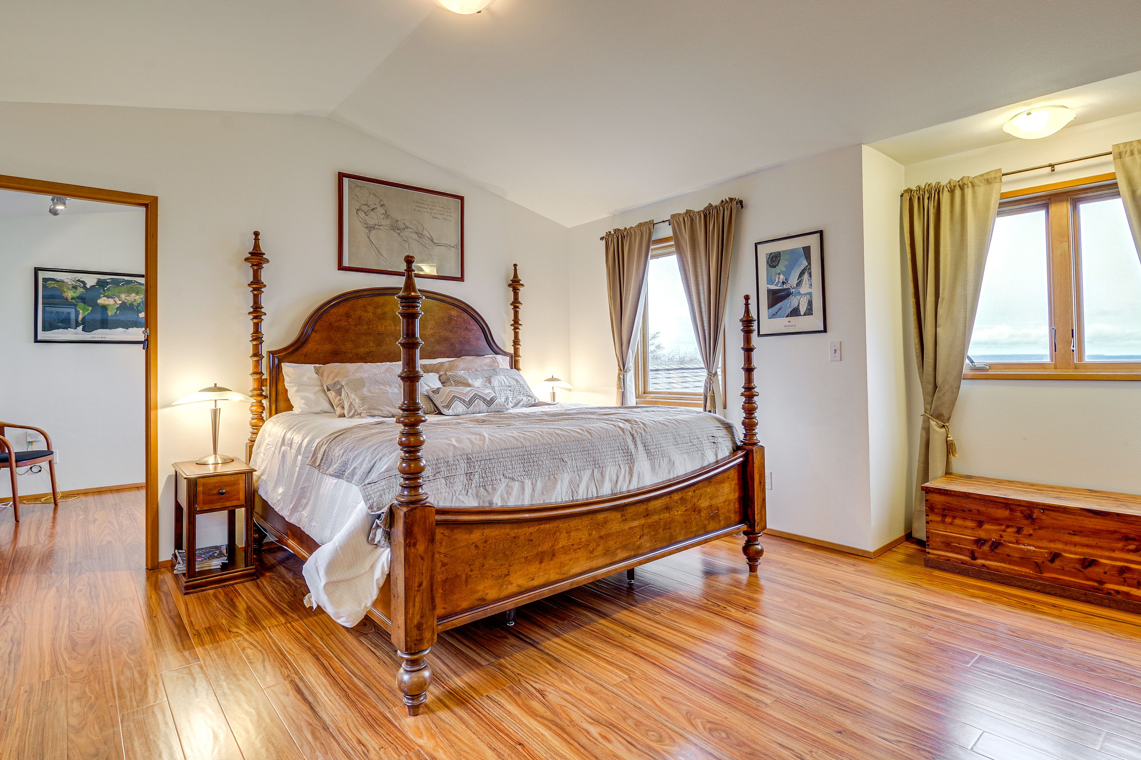 Bedroom 2 | King Bed | Linens | Upper Level