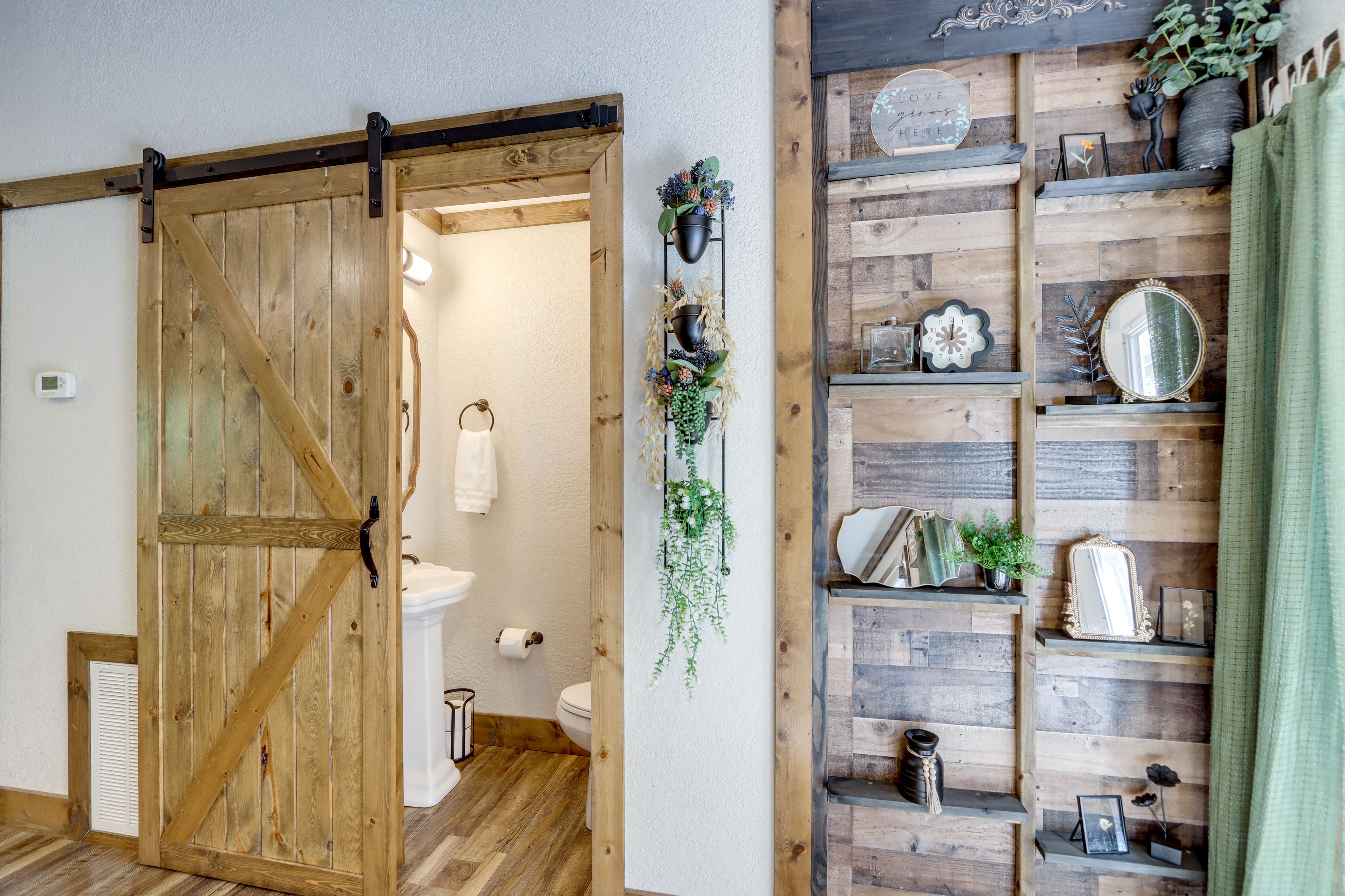 Half Bathroom | Complimentary Toiletries | Towels Provided