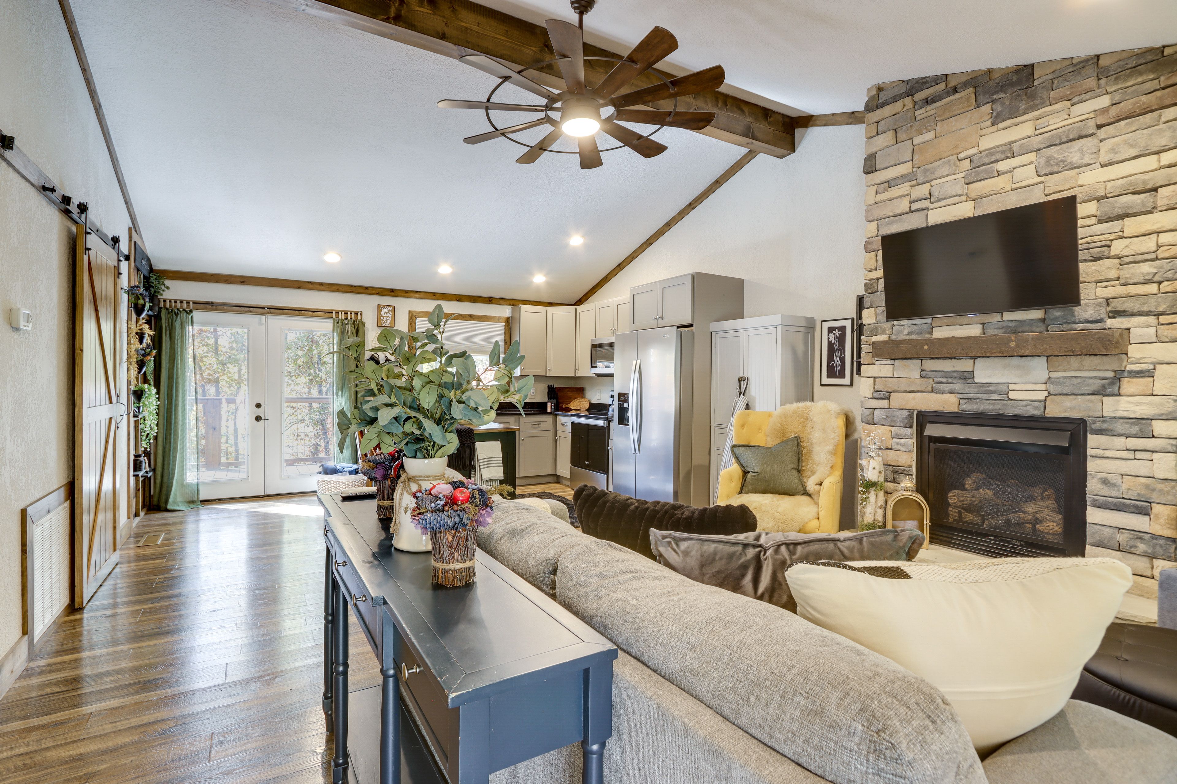 Living Room | Twin Sleeper Chair | Smart TV | Central Heating & A/C | Free WiFi