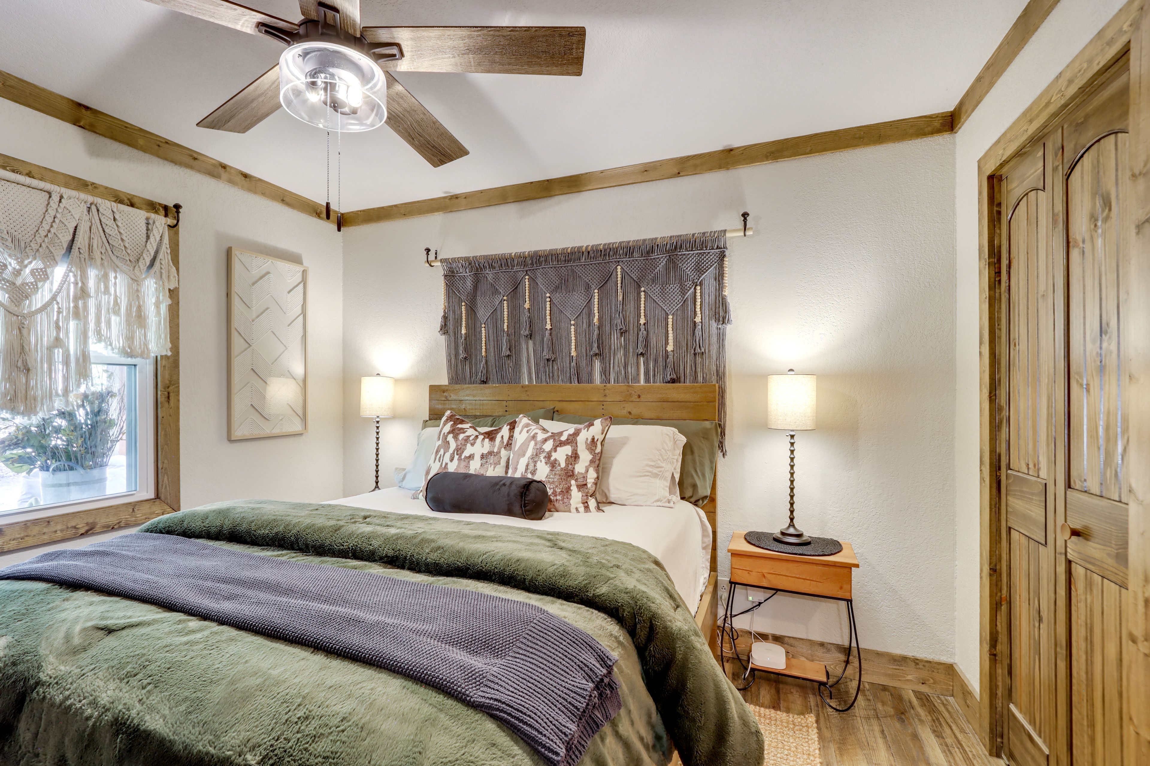 Bedroom | Queen Bed | Linens Provided | En-Suite Bathroom