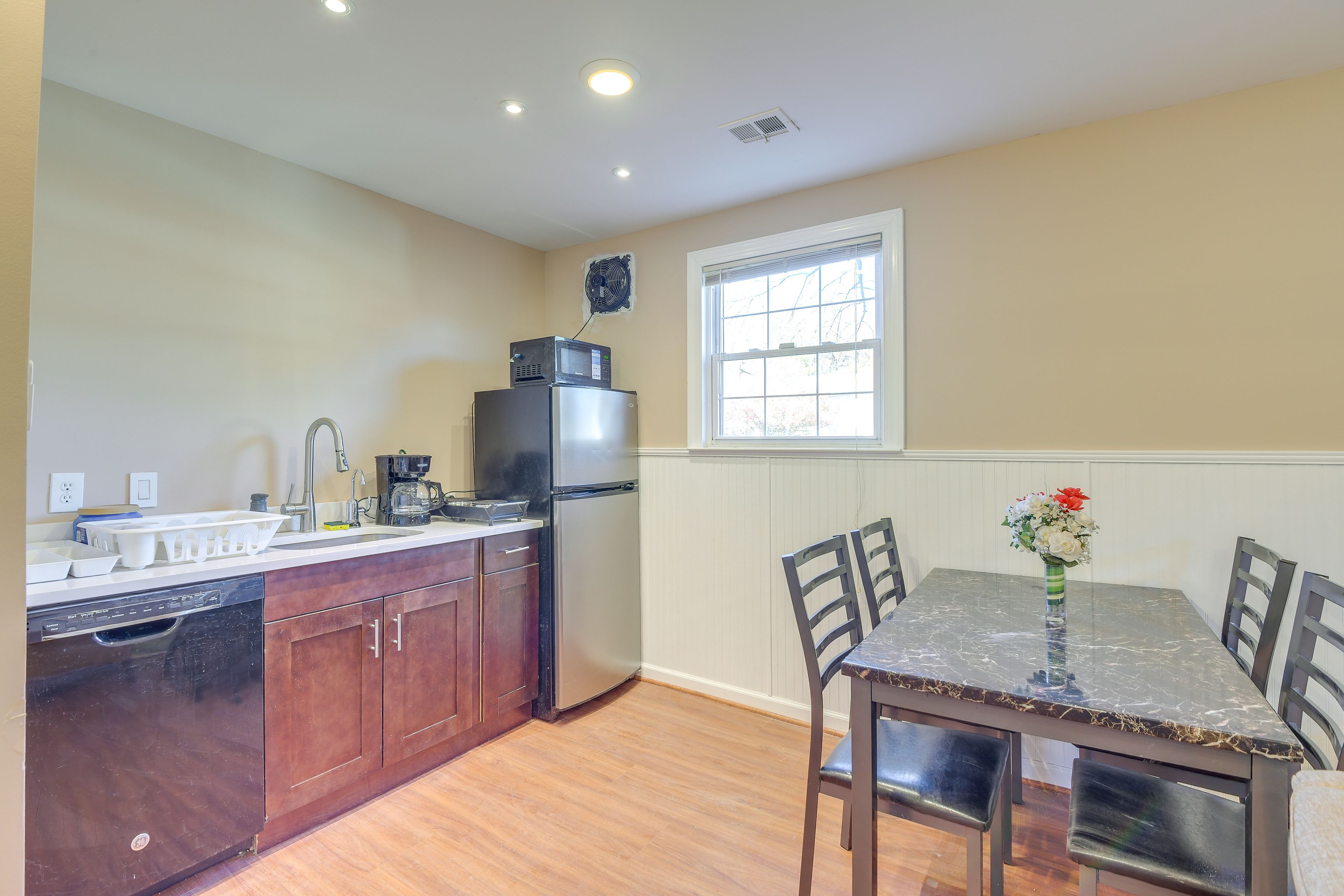 Kitchenette | Hot Plate | Microwave | Drip Coffee Maker