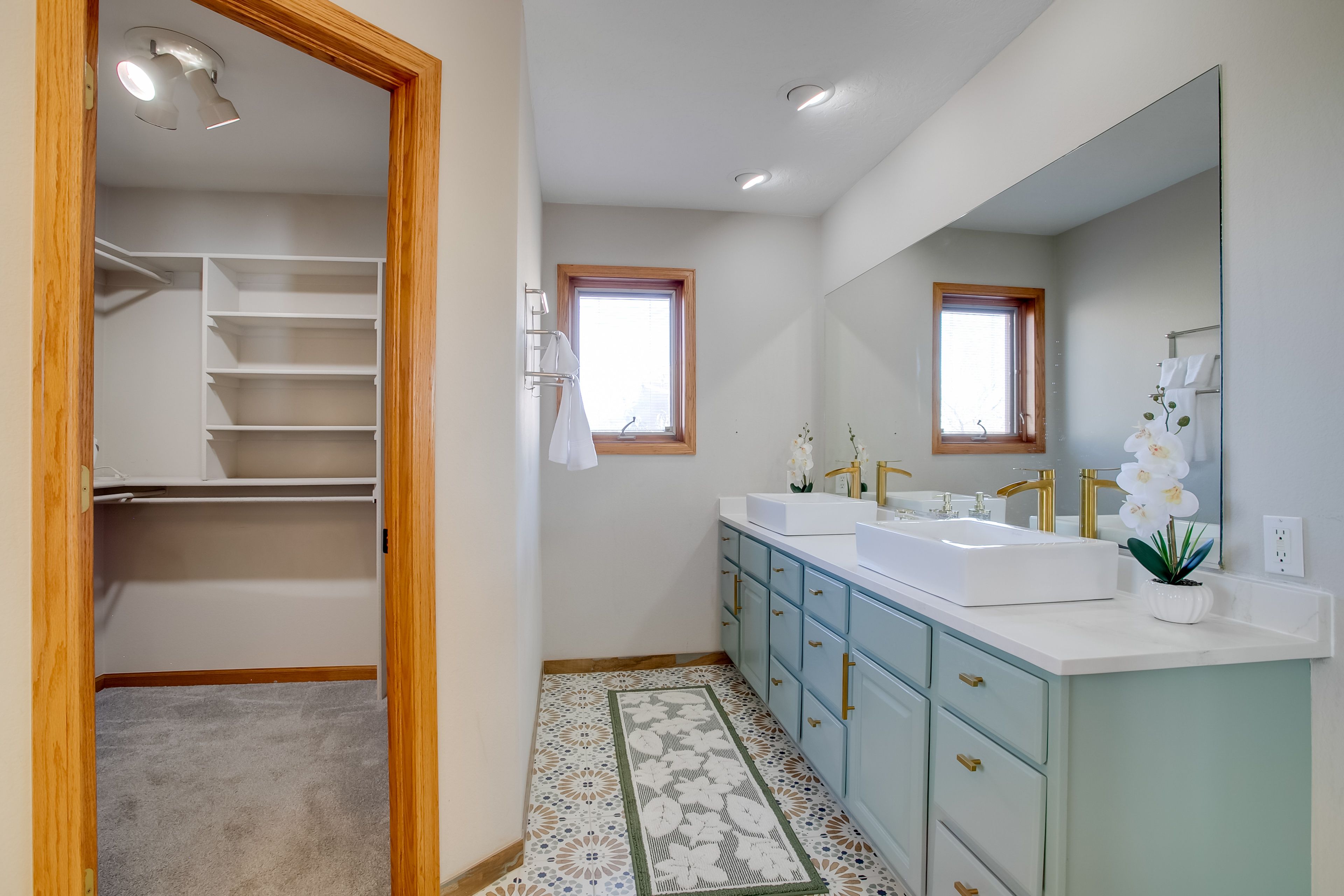 En-Suite Bathroom | Towels & Linens Provided | Main Level
