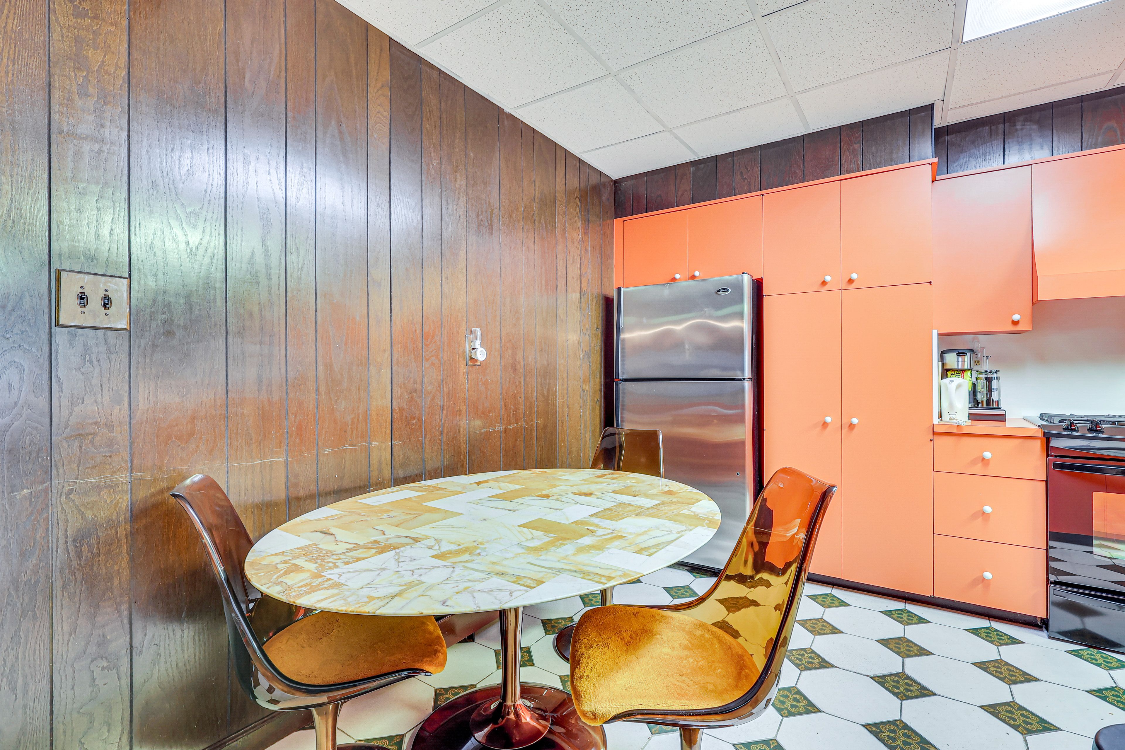 Dining Area | Dishware/Flatware Provided