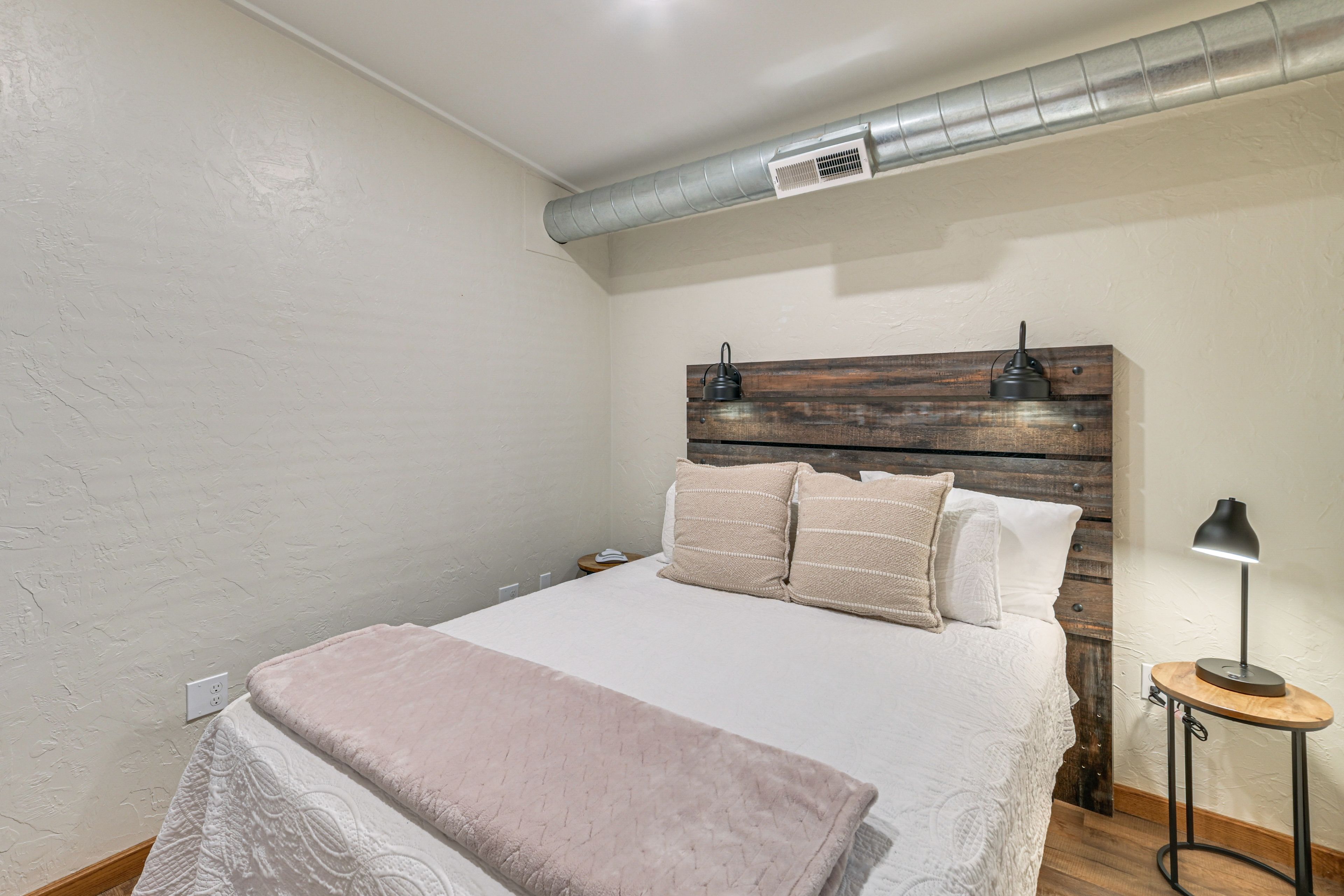 Bedroom 2 | Queen Bed