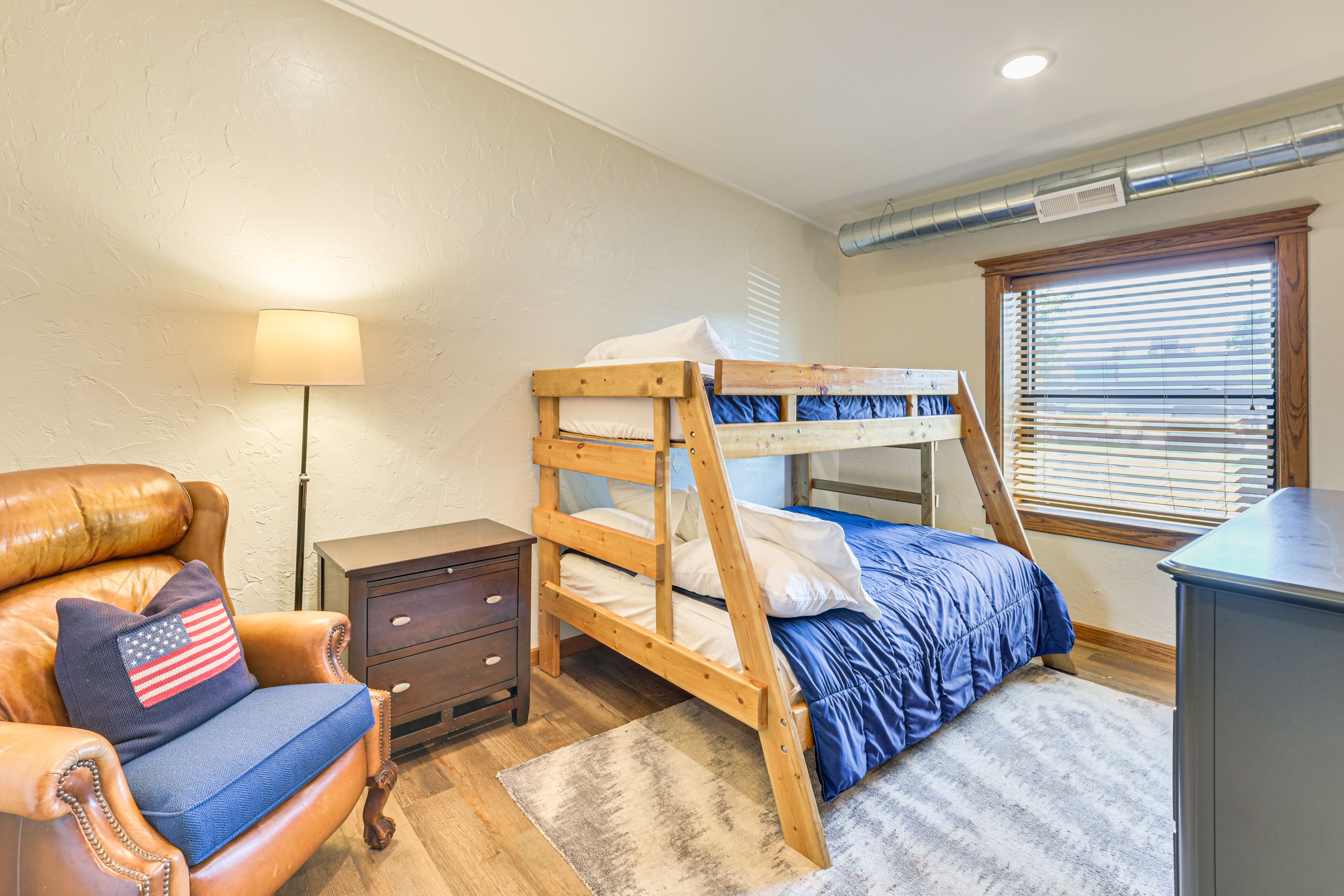 Bedroom 3 | Twin/Full Bunk Bed