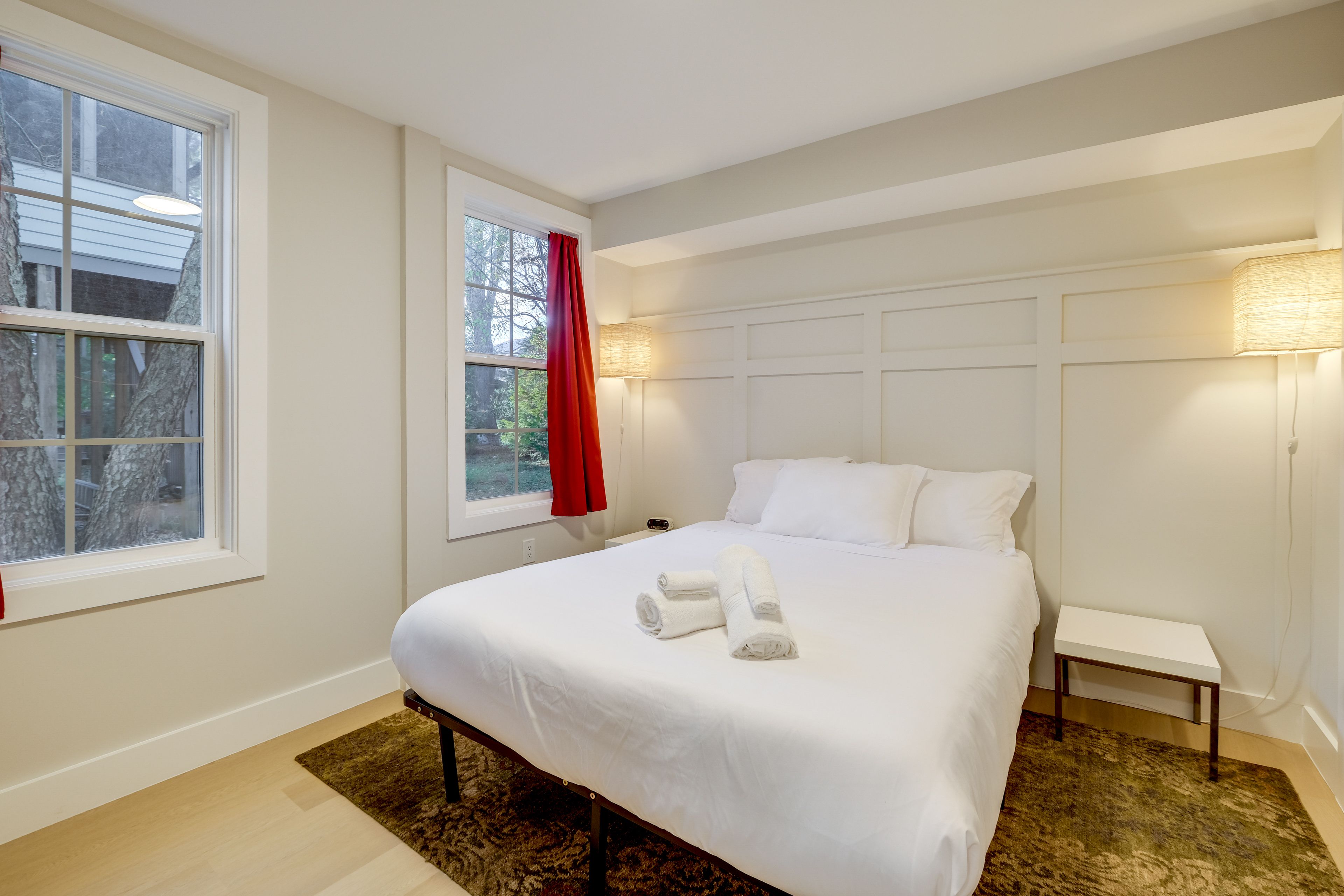 Bedroom | Queen Bed | Linens Provided