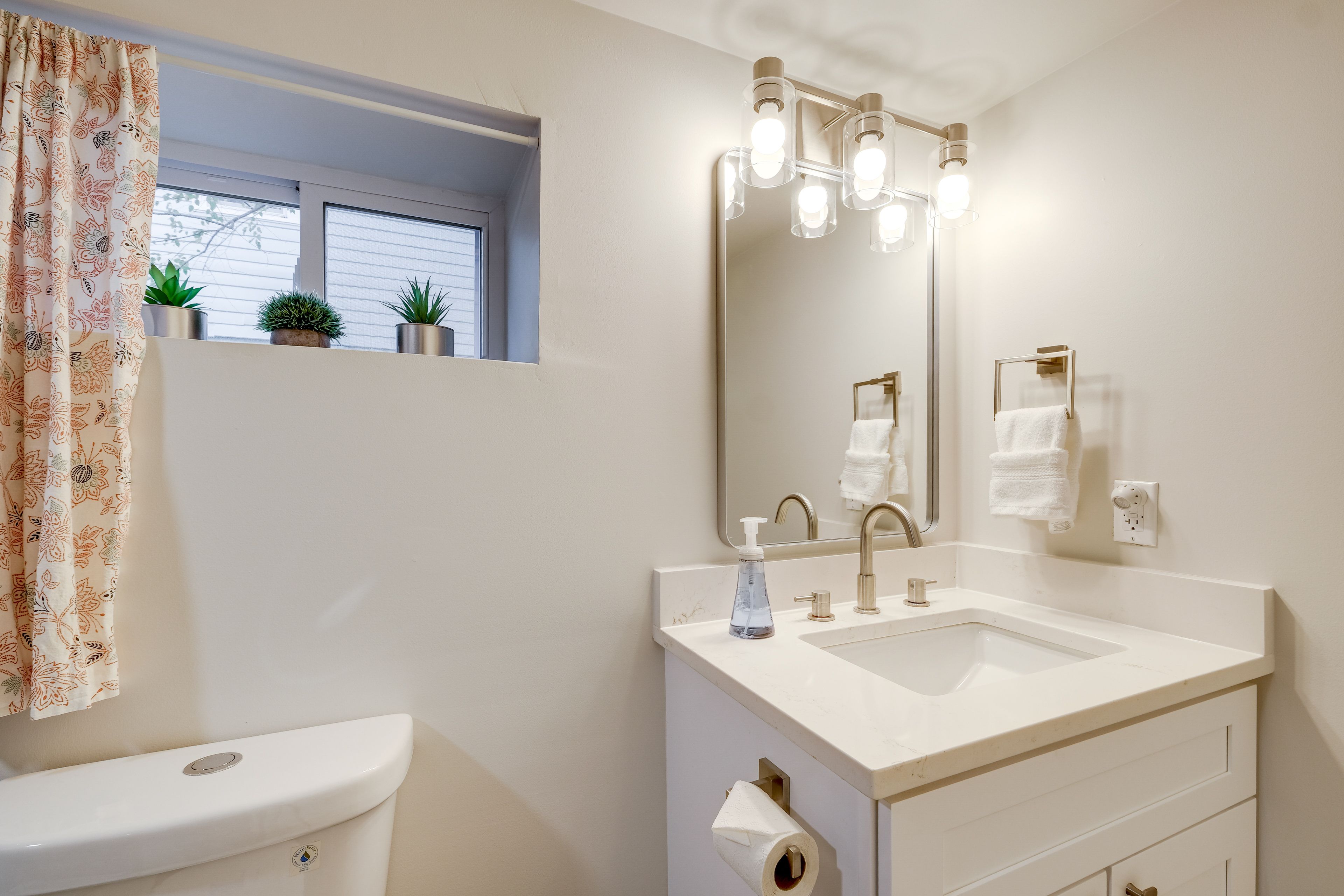 Full Bathroom | Towels Provided | Complimentary Toiletries