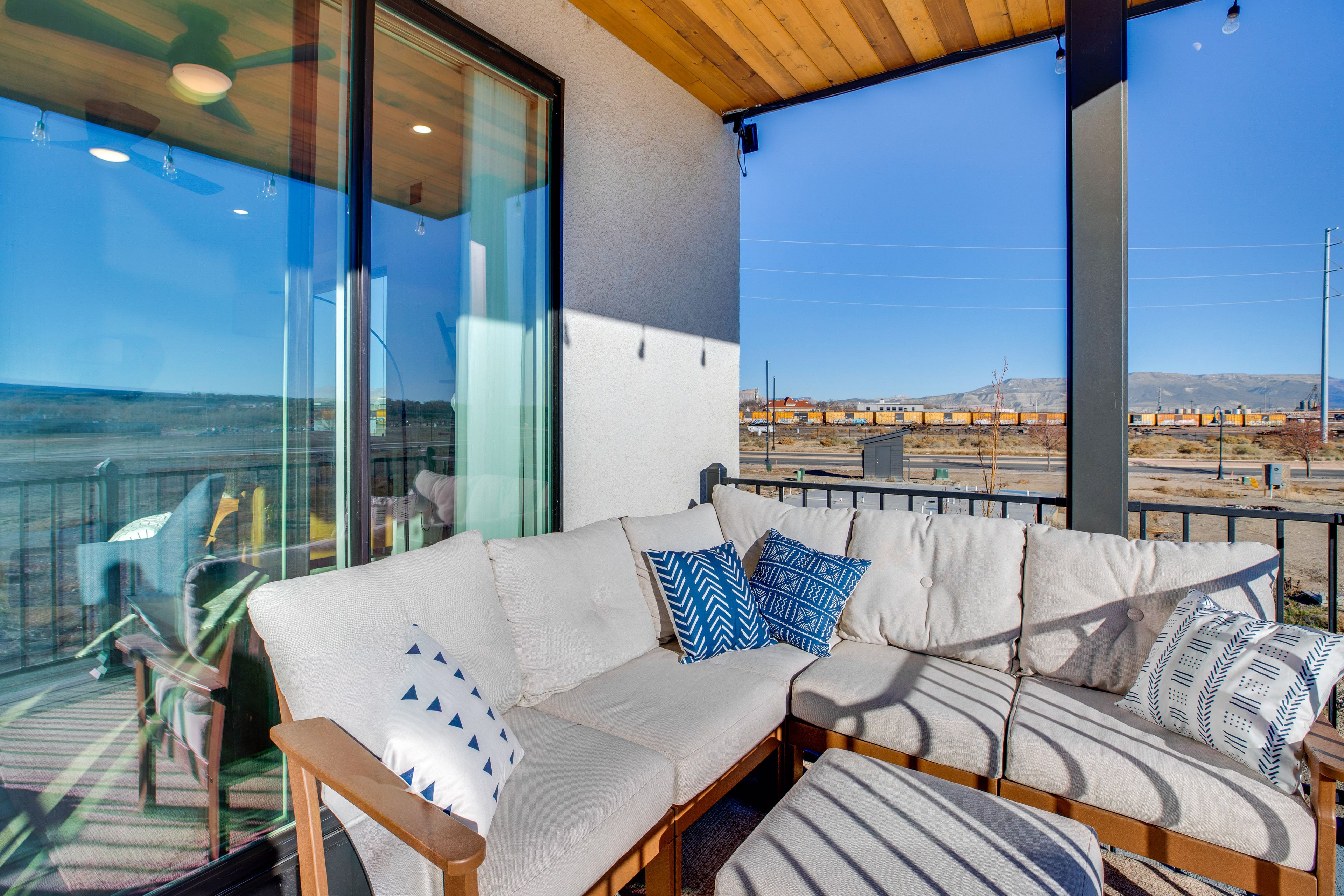 Furnished Balcony | Mountain & River Views | 5 Mi to Colorado National Monument