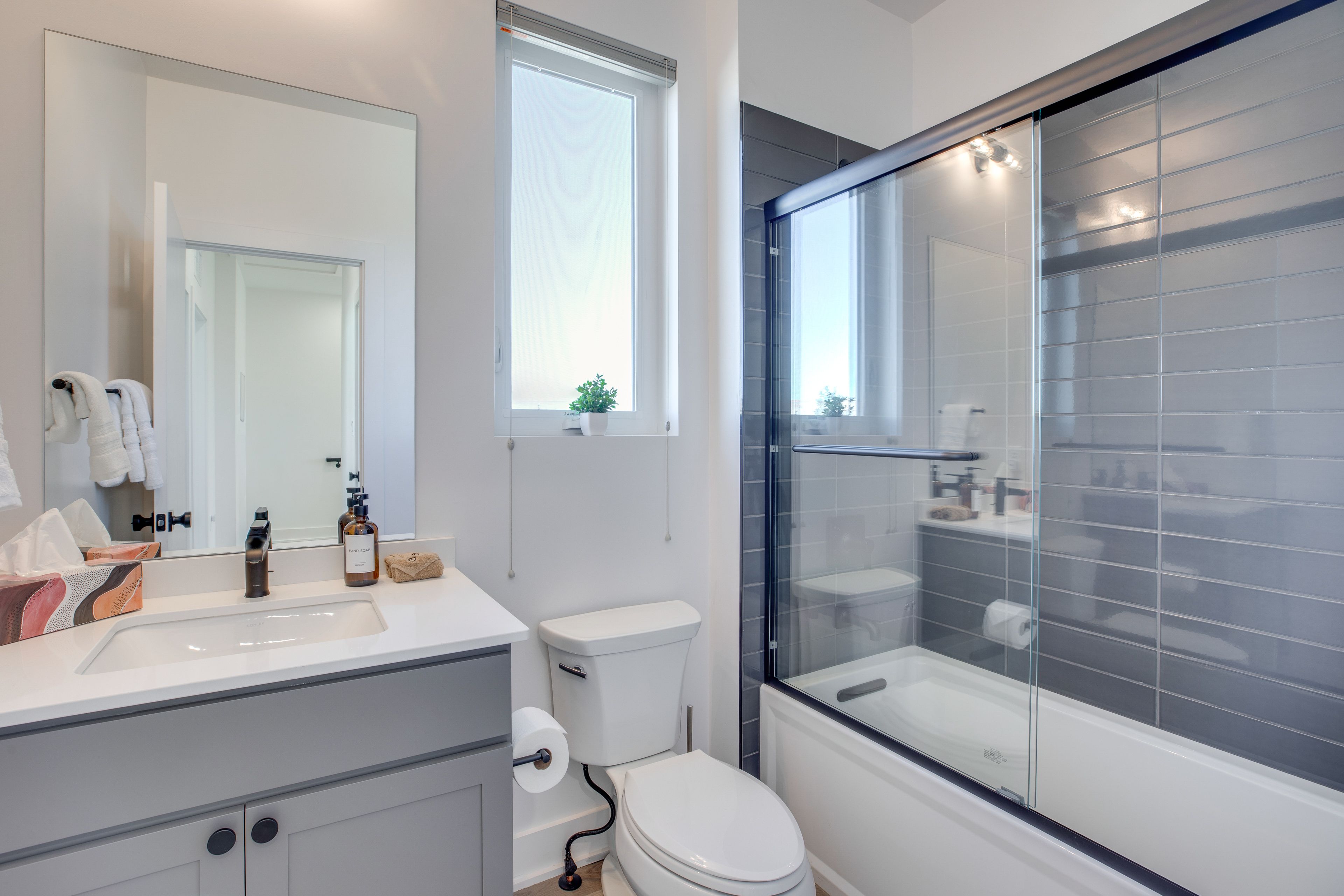 Full Bathroom | 3rd Floor | Complimentary Toiletries | Hair Dryer