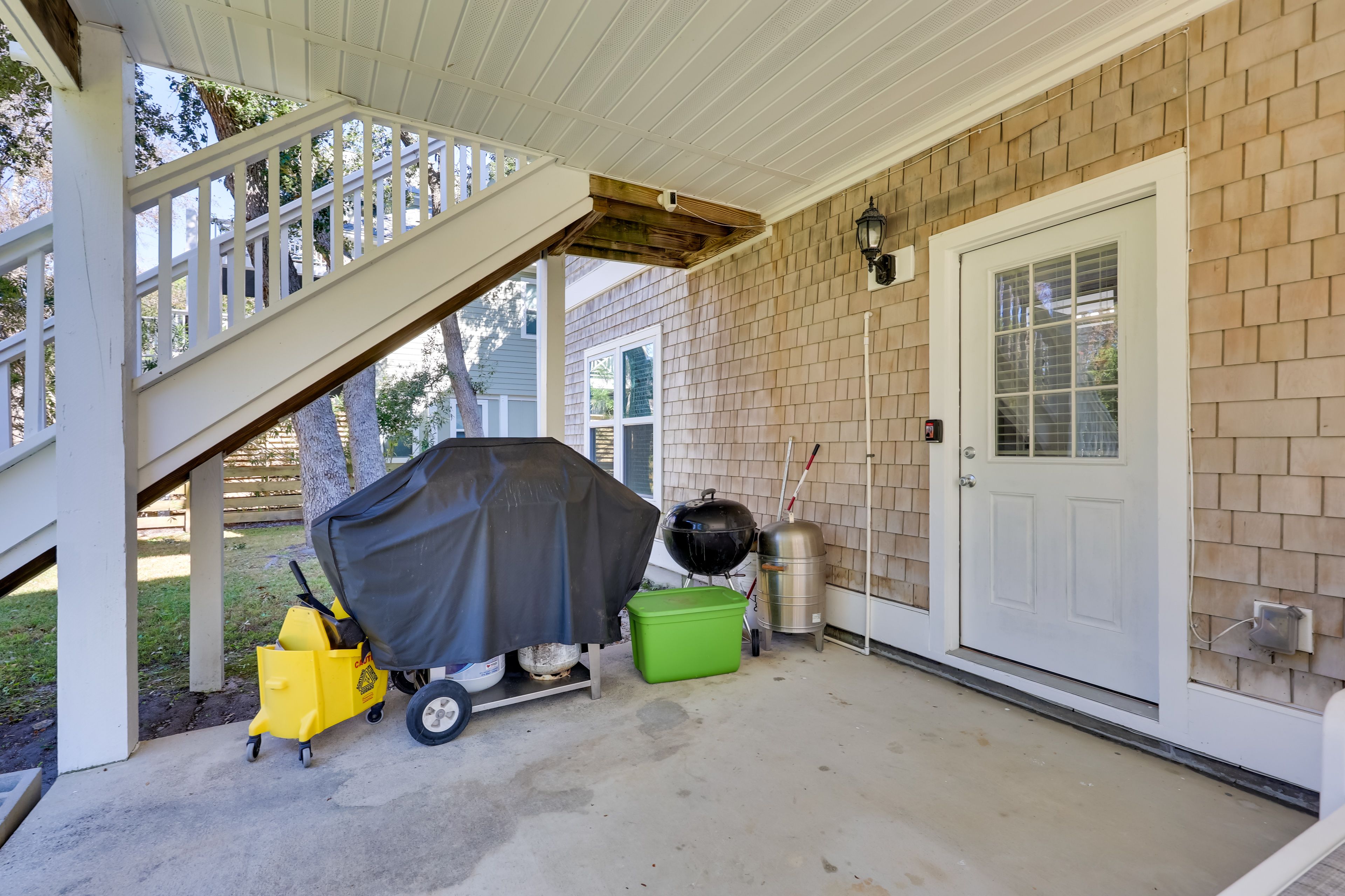 Private Patio | Gas & Charcoal Grills | Outdoor Dining