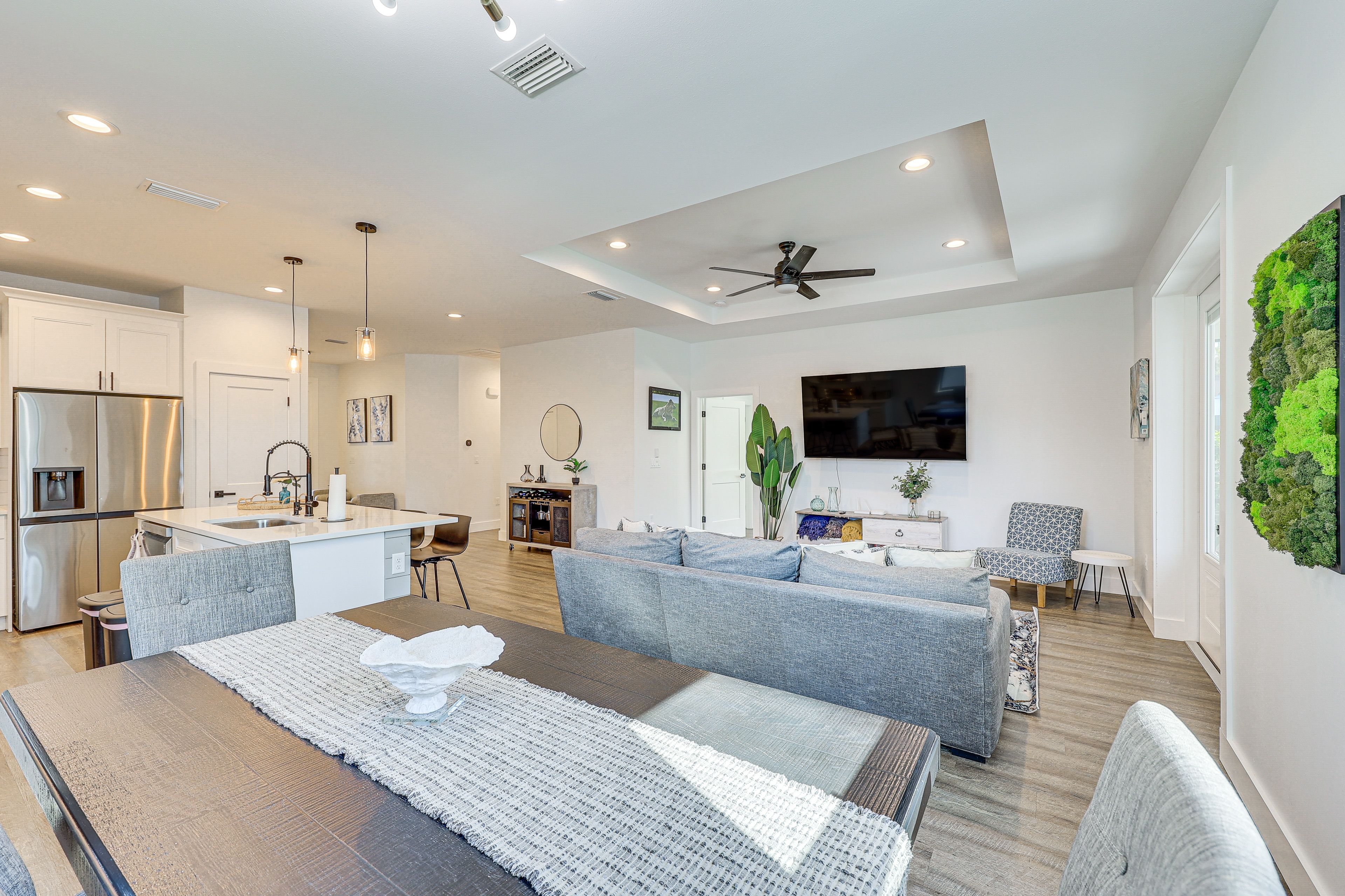 Dining Area | Dishware/Flatware Provided