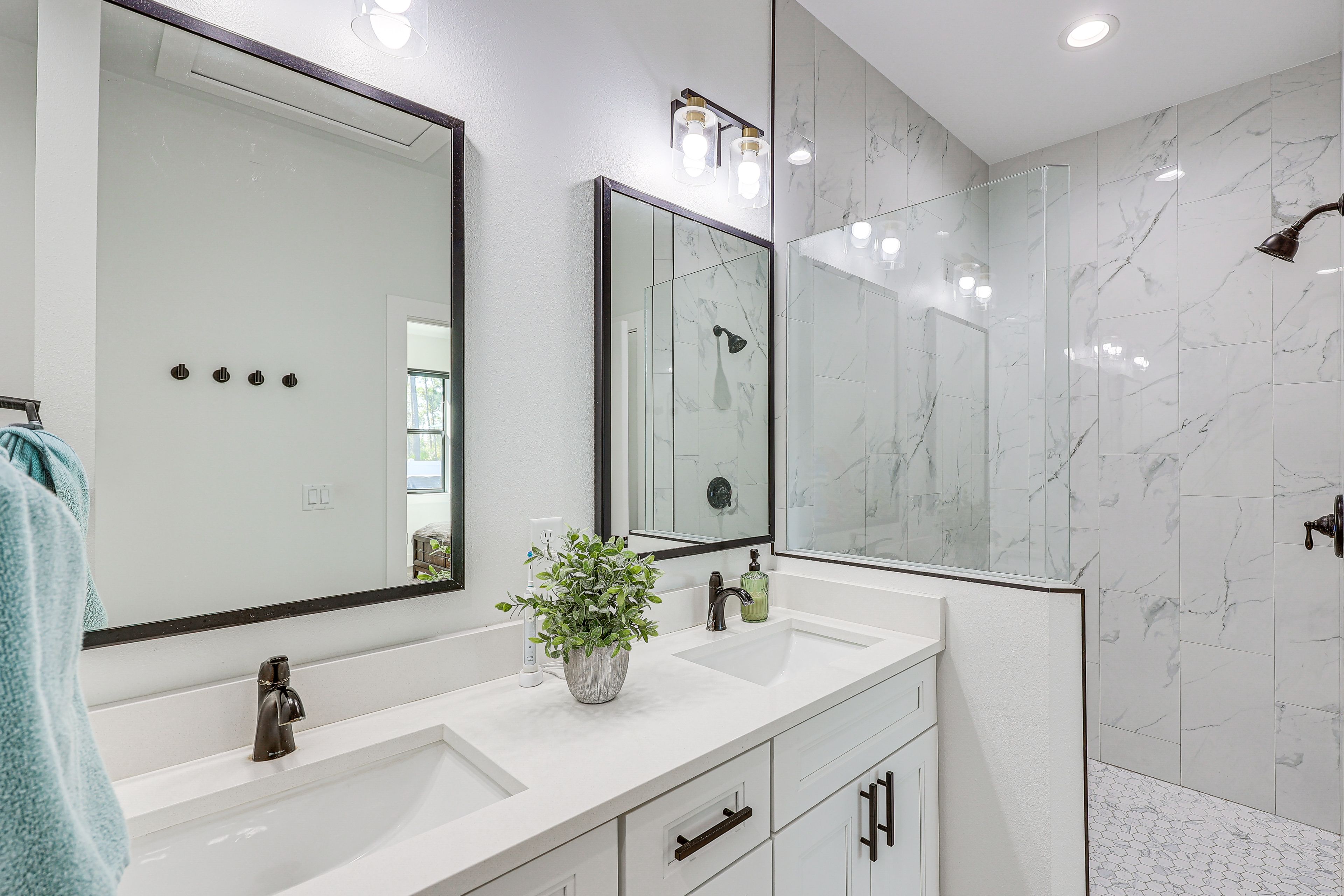 En-Suite Bathroom | Towels & Linens Provided