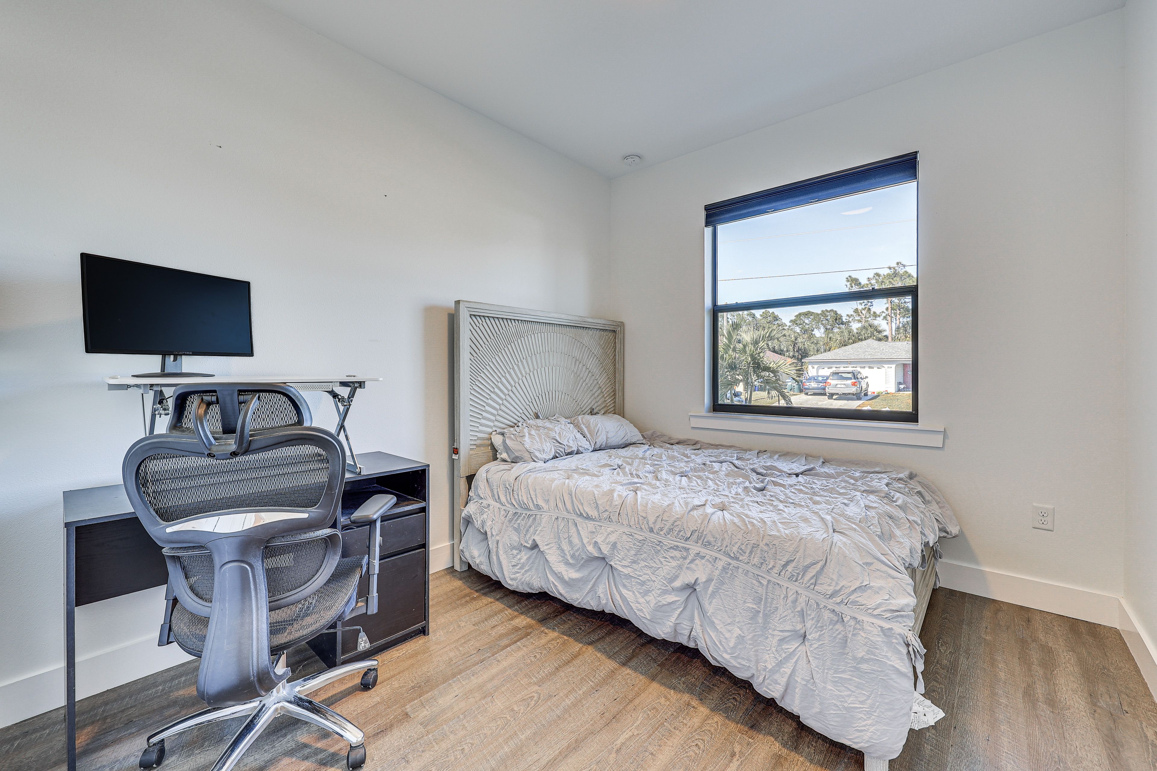 Bedroom 2 | Queen Bed | Workspace