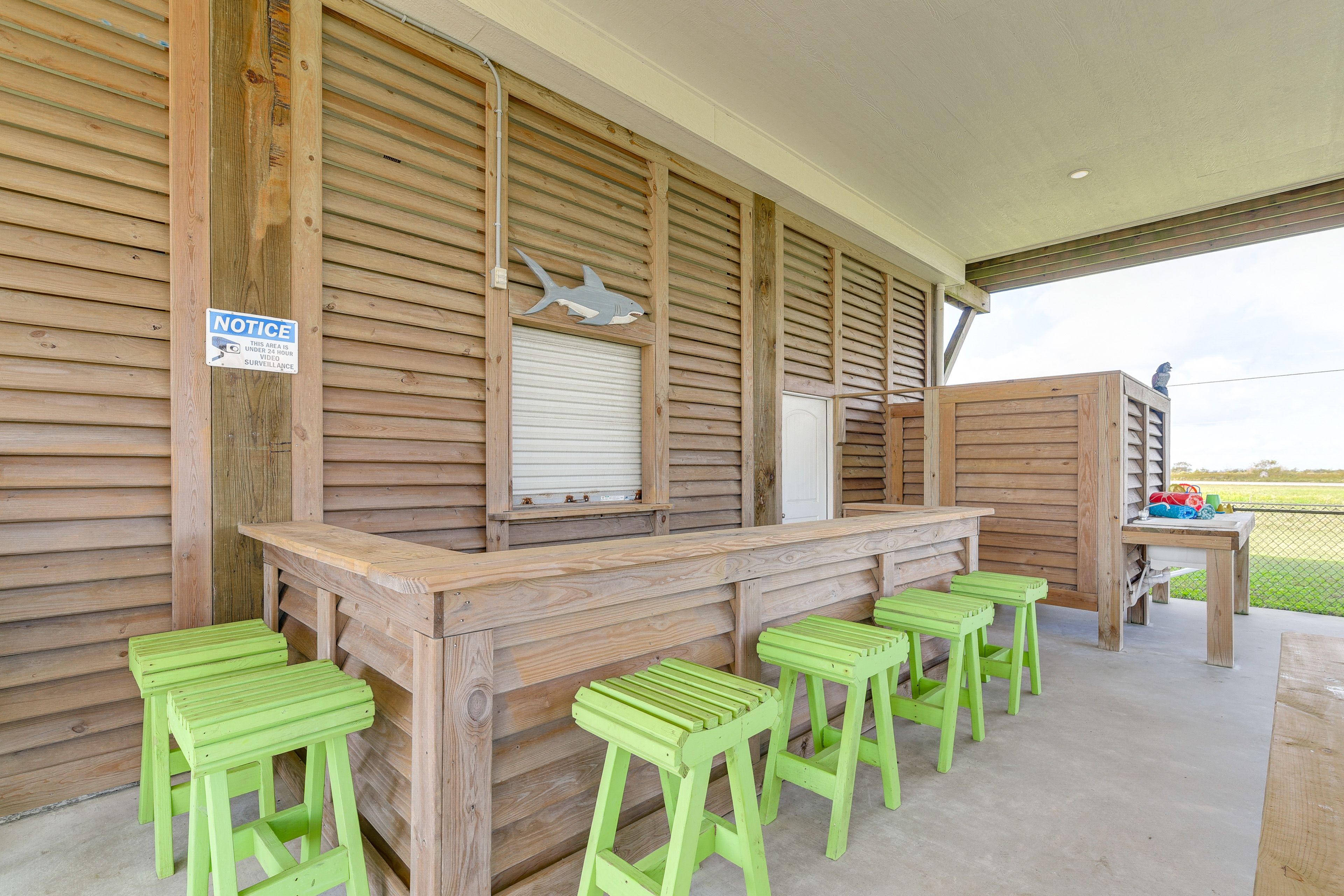 Covered Patio & Bar | Self Check-In