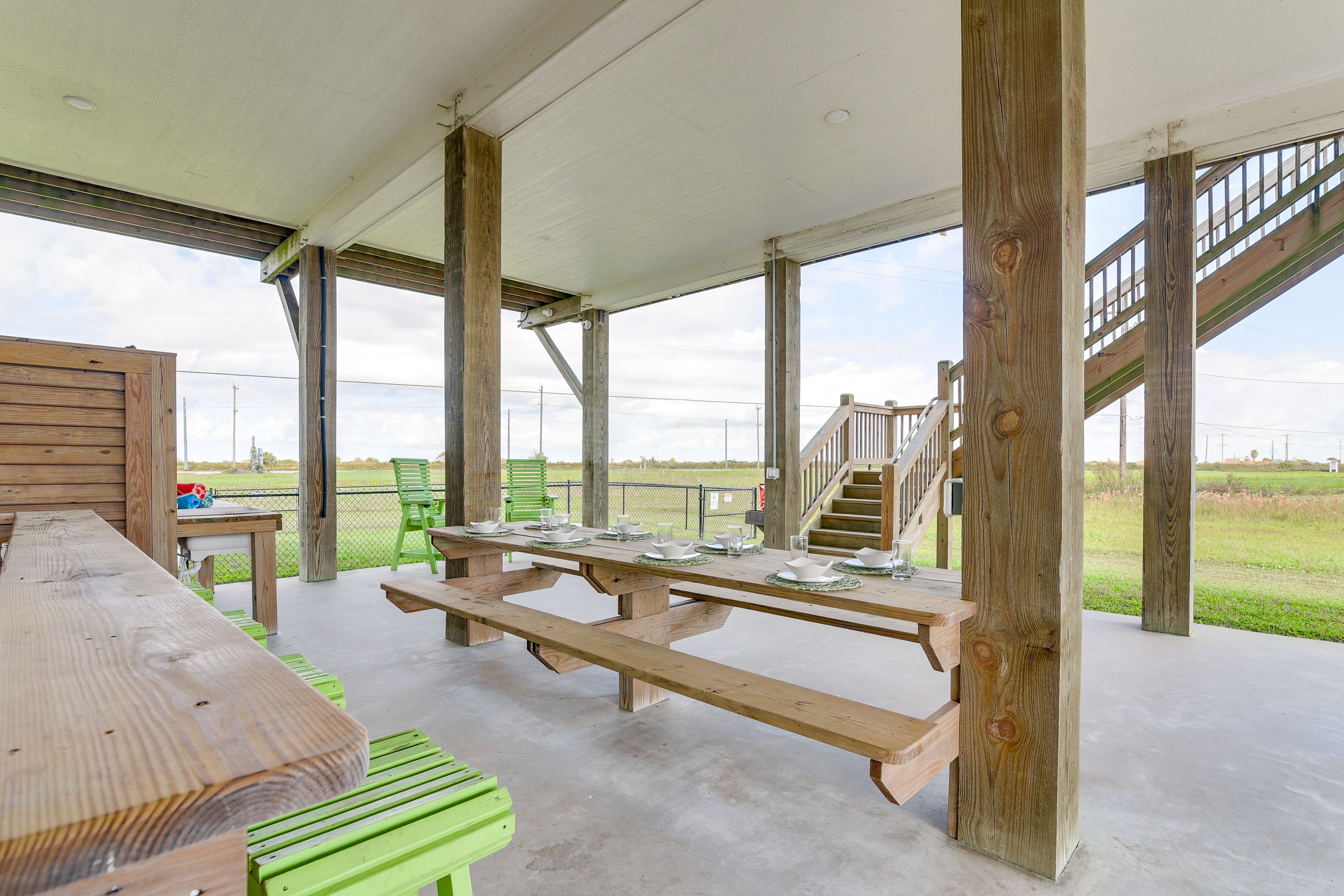 Covered Patio | Outdoor Dining | Bar