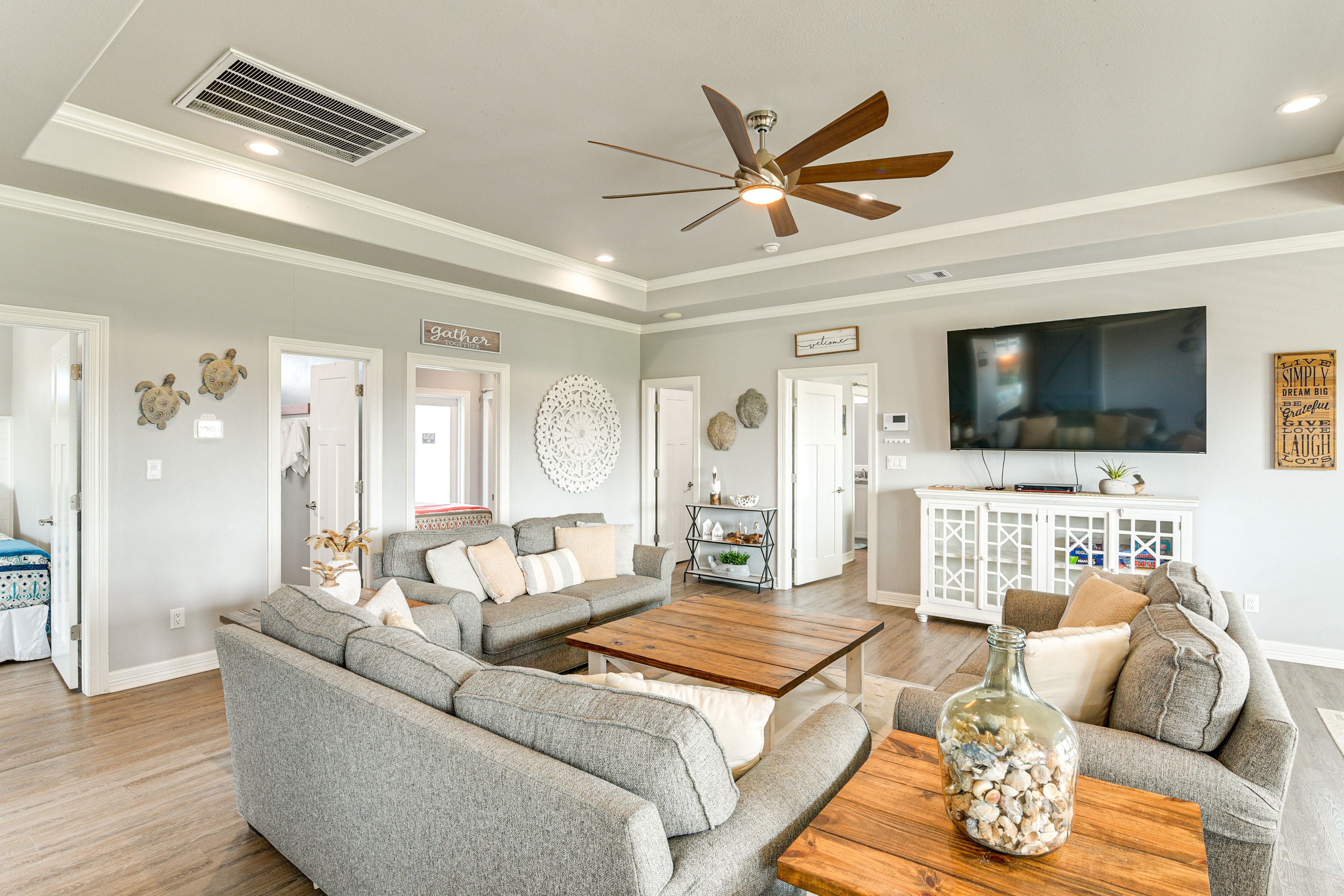 Living Room | Smart TV | Free WiFi | Board Games