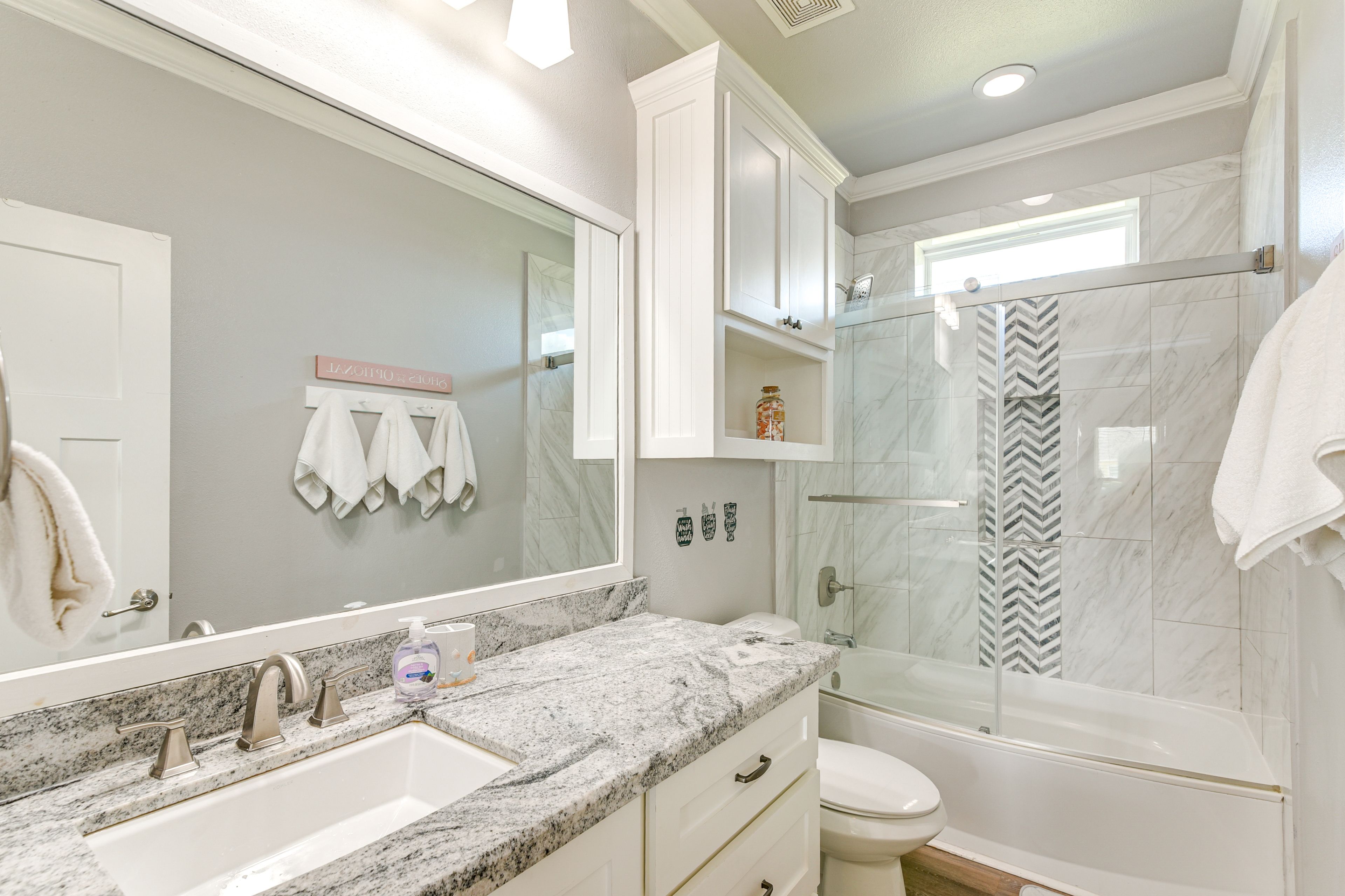 Full Bathroom | Complimentary Toiletries | Hair Dryer