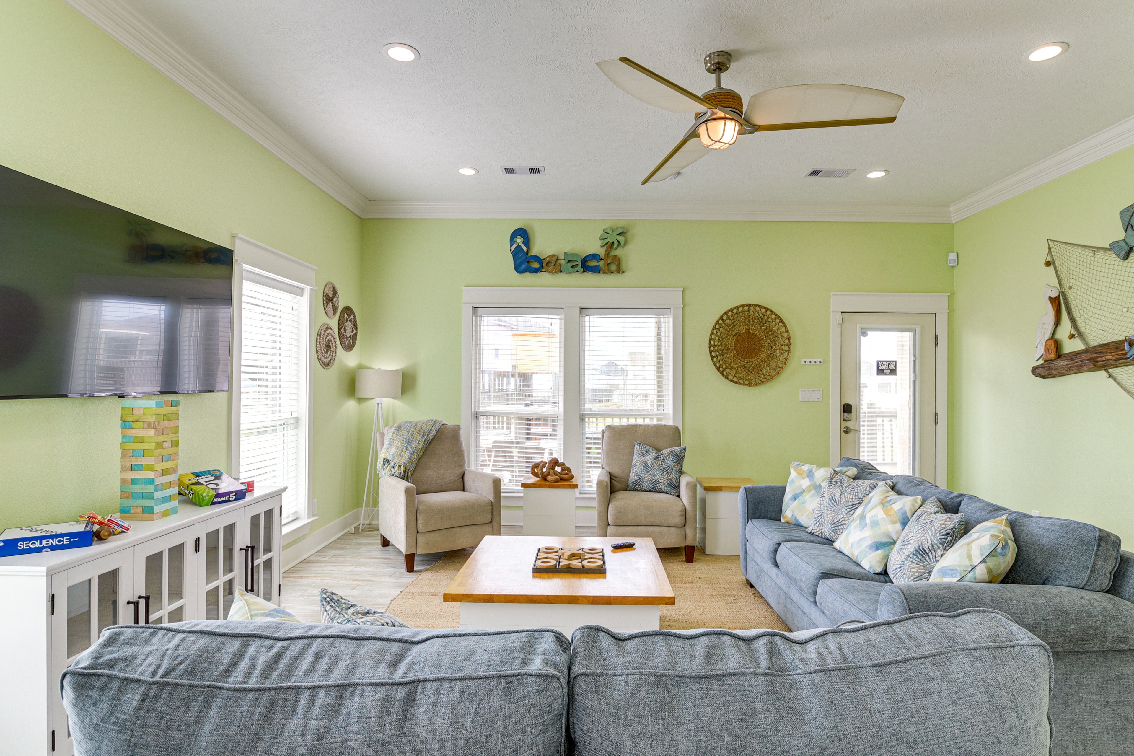 Living Room | Smart TV | Free WiFi | Board Games