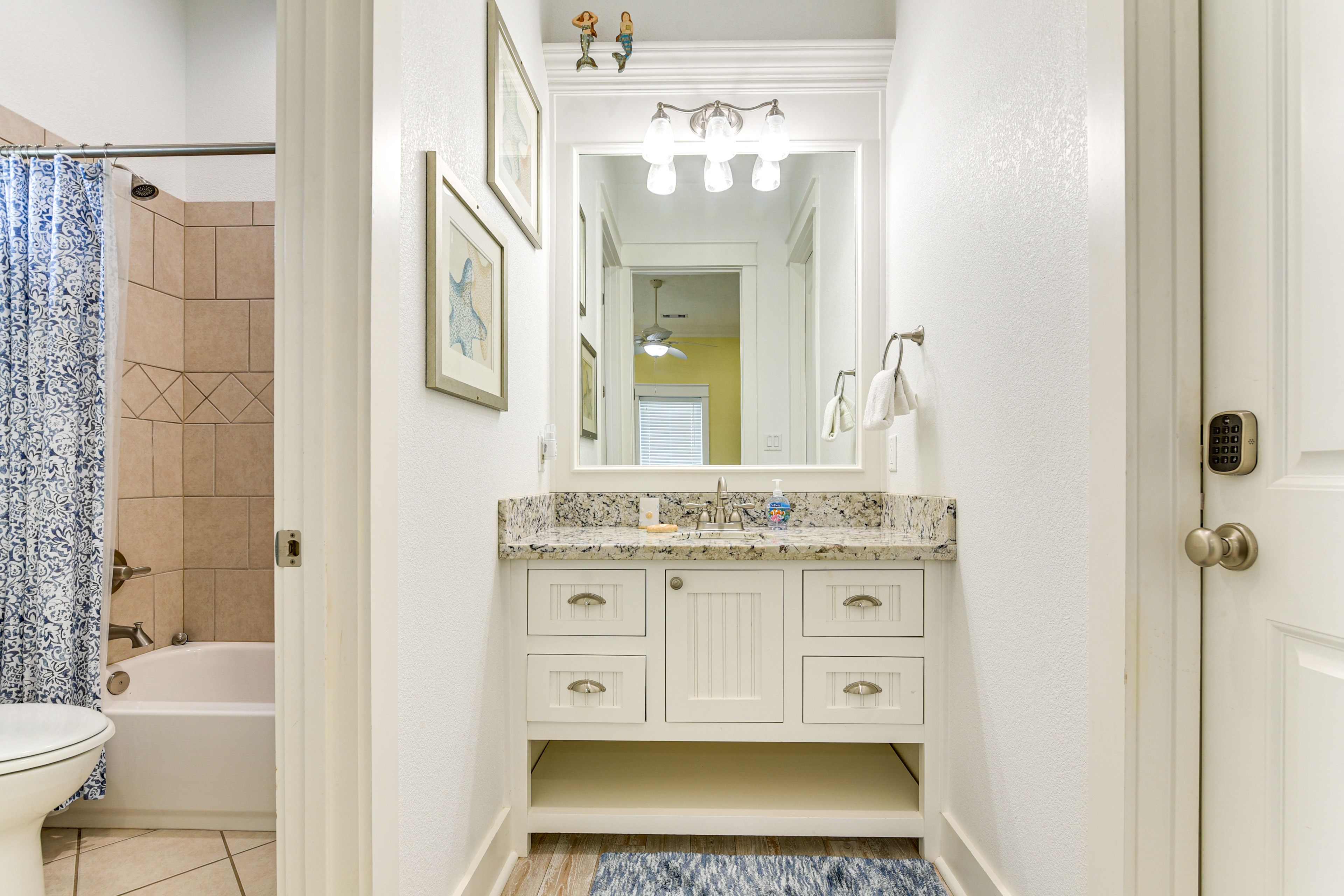 En-Suite Bathroom | Towels Provided