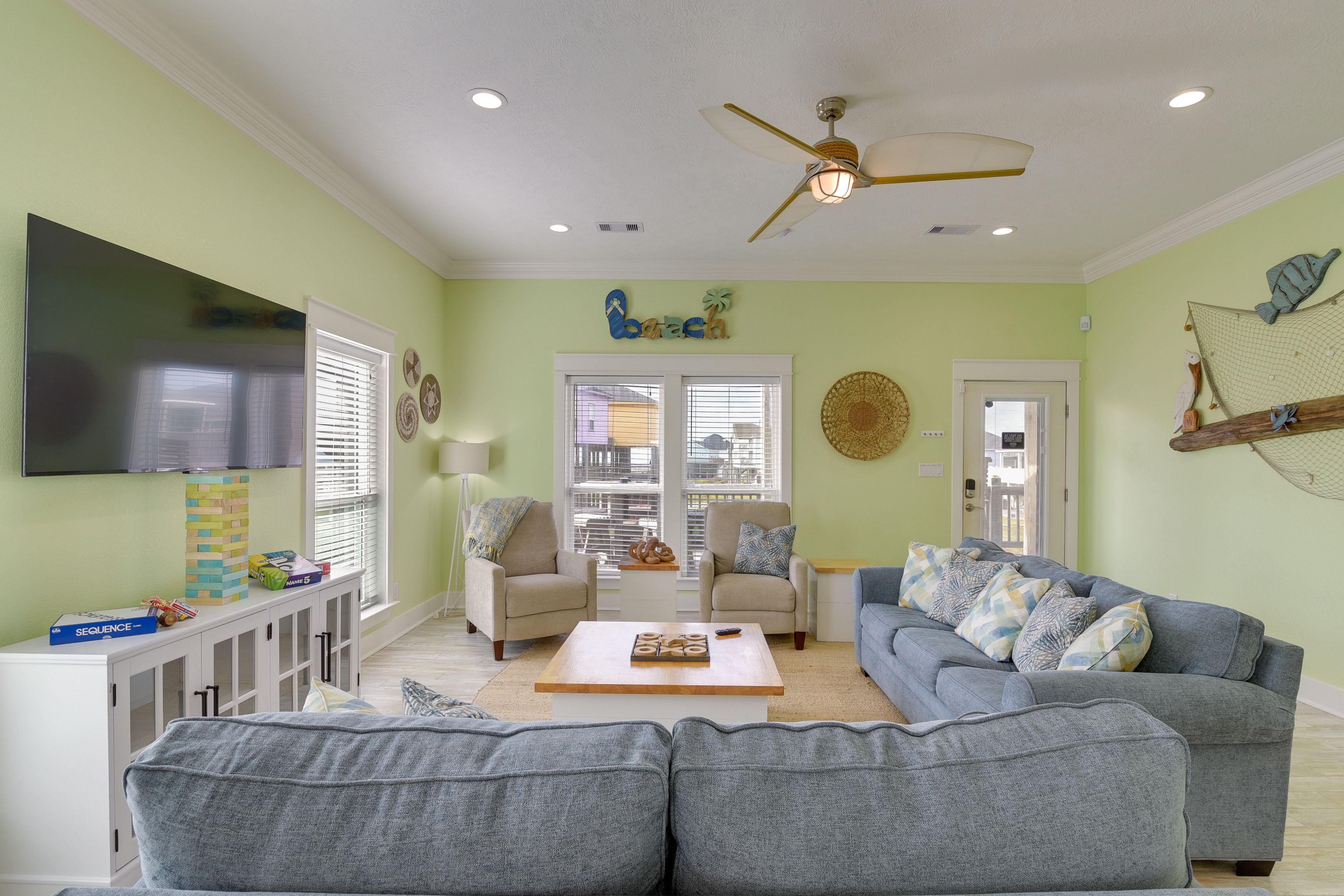 Living Room | Smart TV | Free WiFi | Board Games