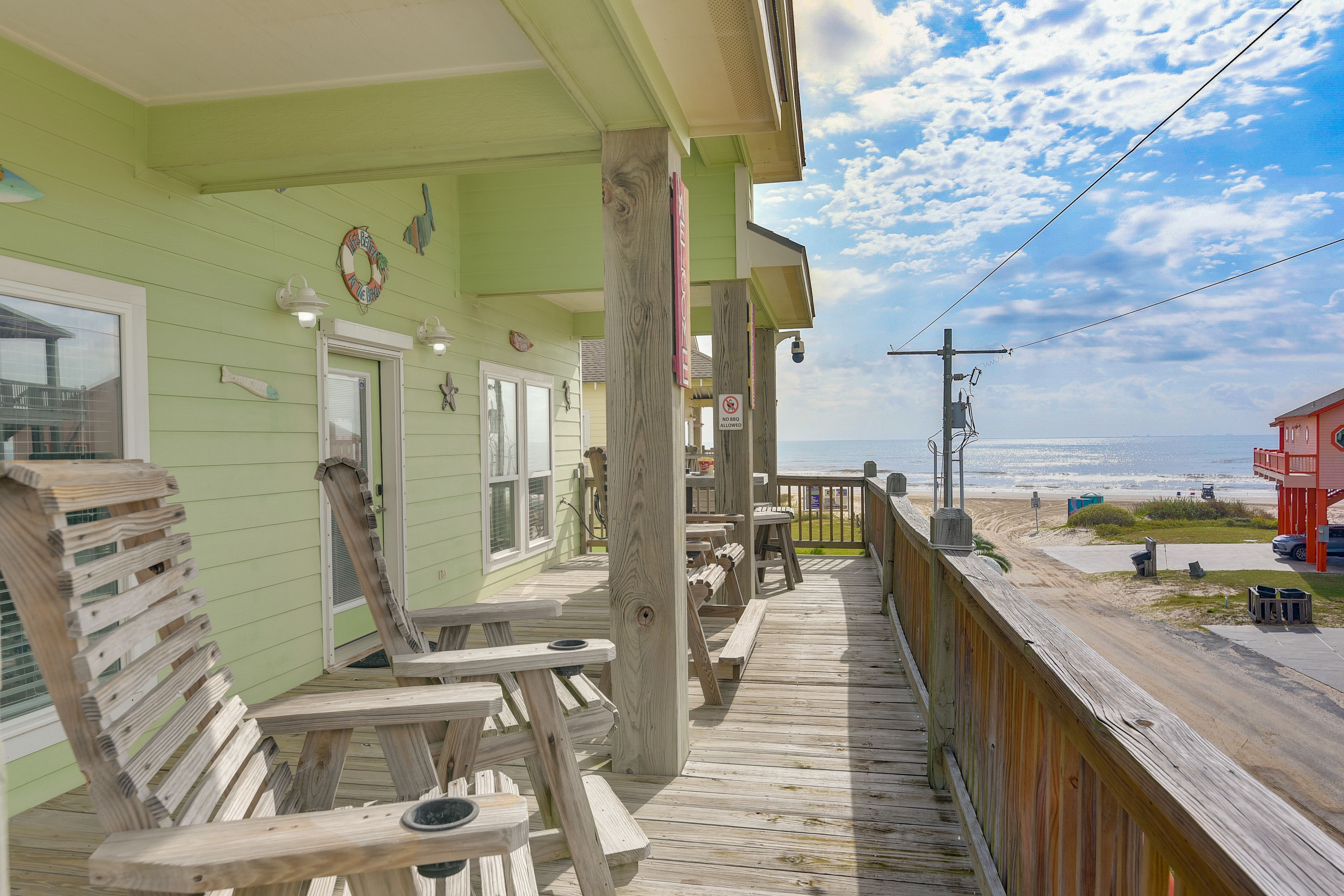 Deck | Walk to Beach