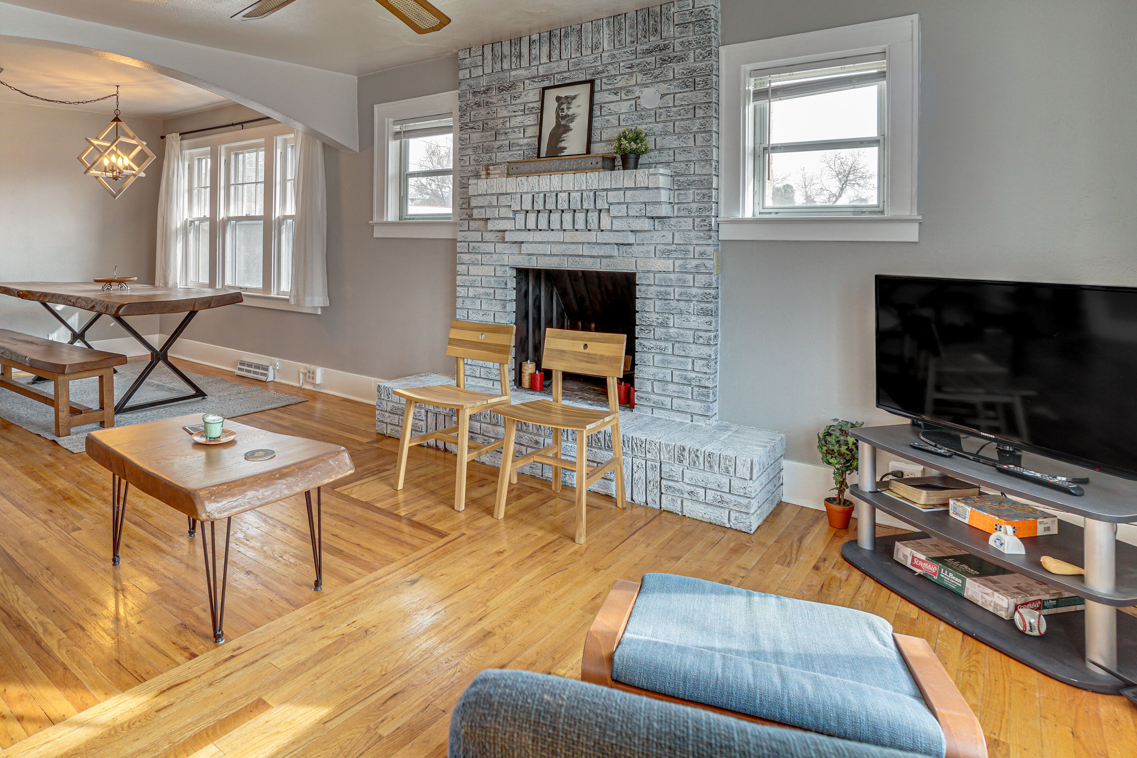 Living Room | Smart TV | Board Games