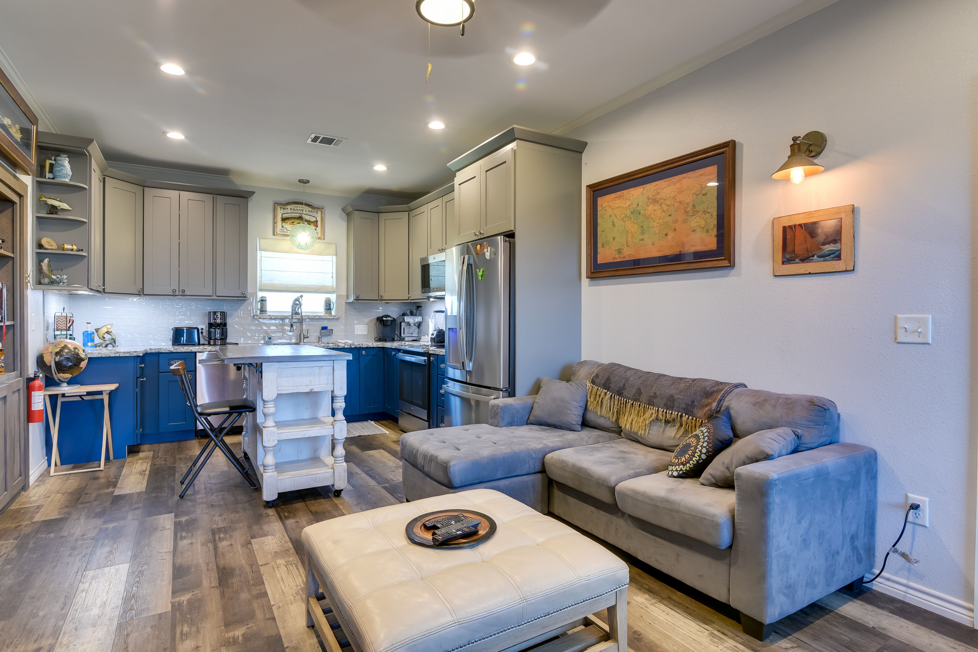 Living Room | Flat-Screen TV | Free WiFi