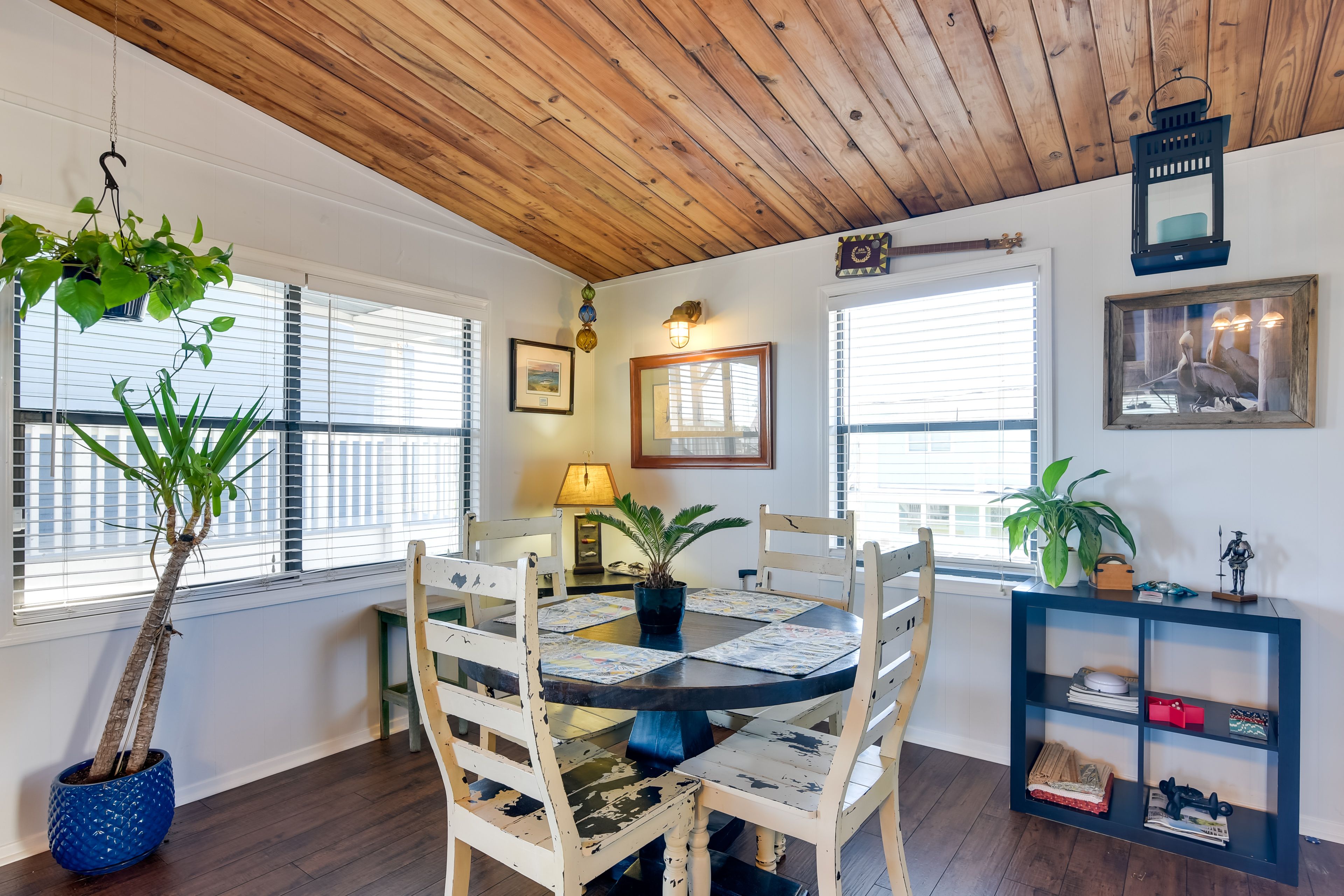 Dining Area | Dishware/Flatware Provided