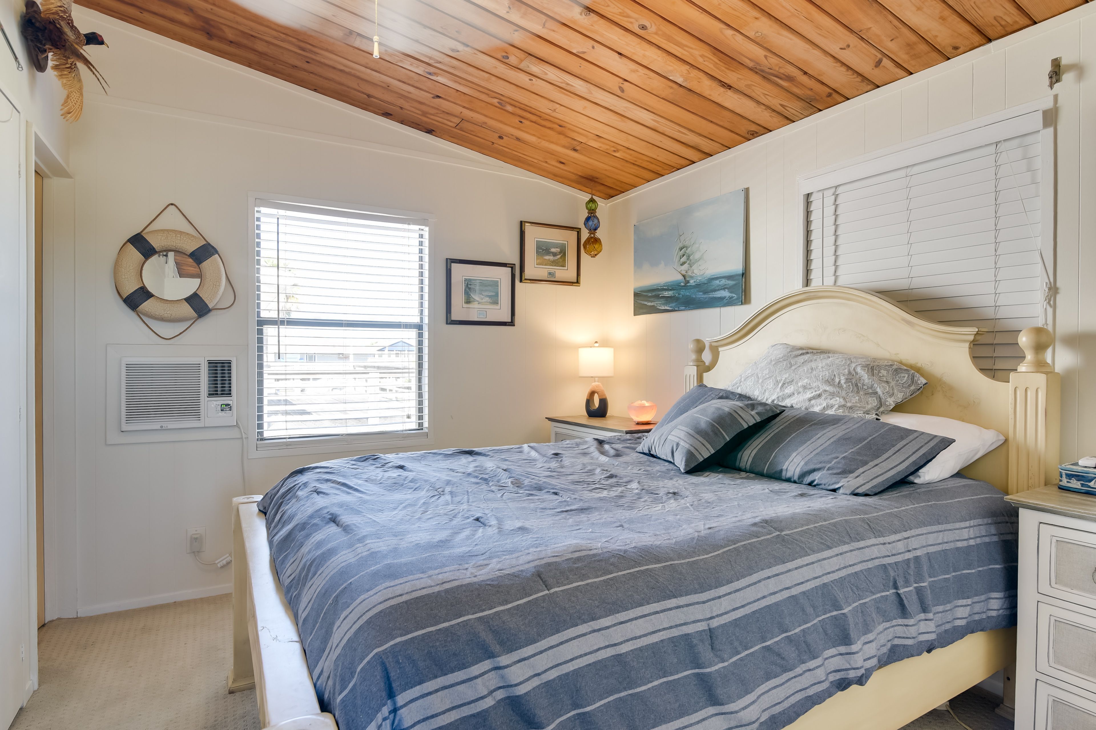 Bedroom 1 | Queen Bed