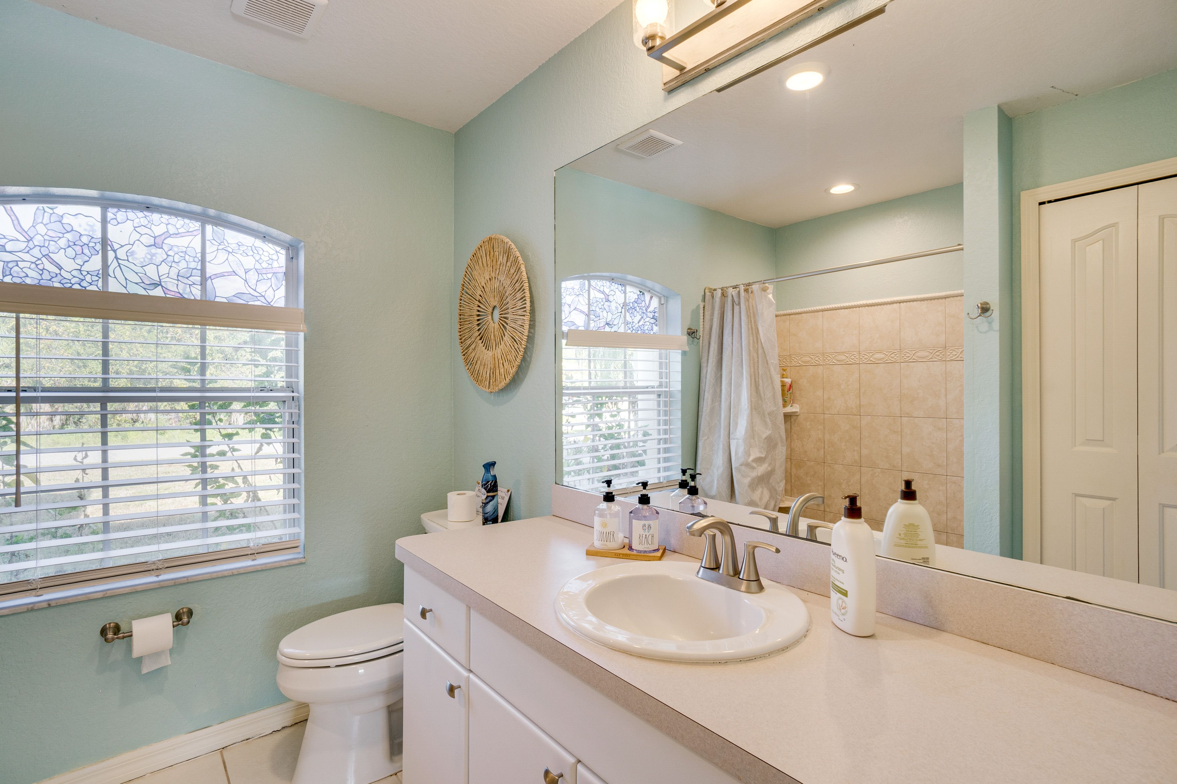 Full Bathroom | Towels Provided