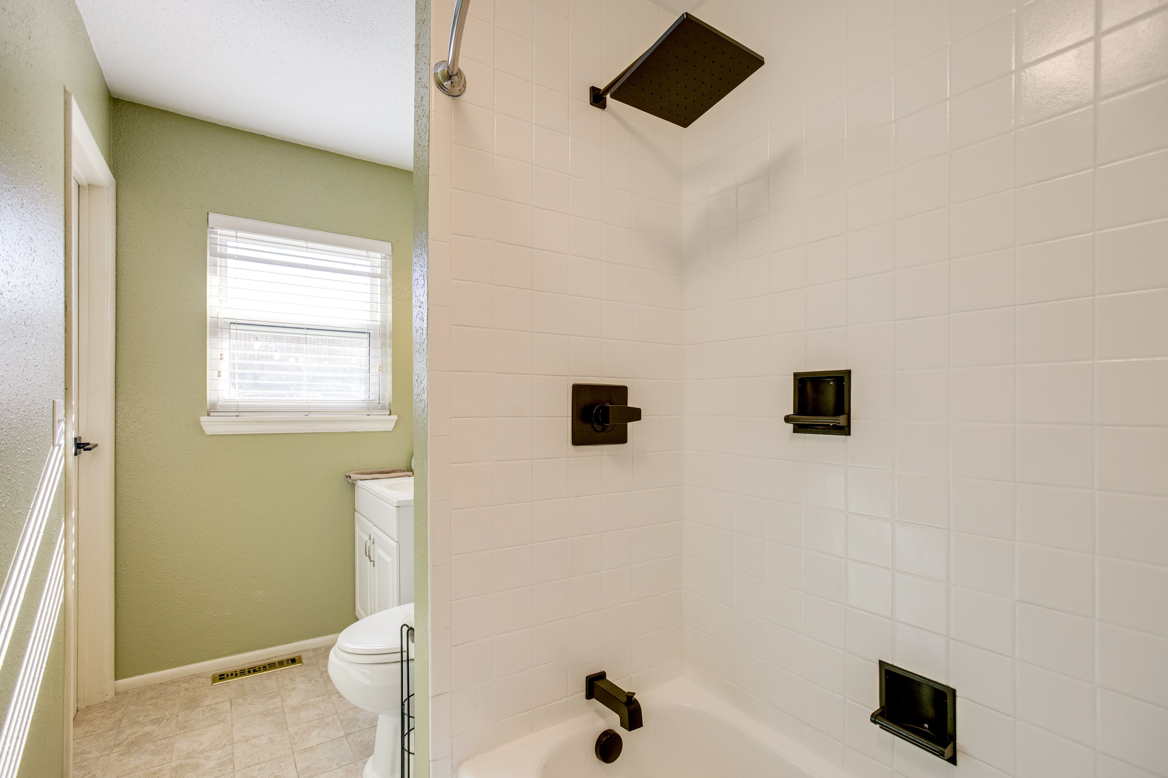 Full Bathroom | Towels Provided