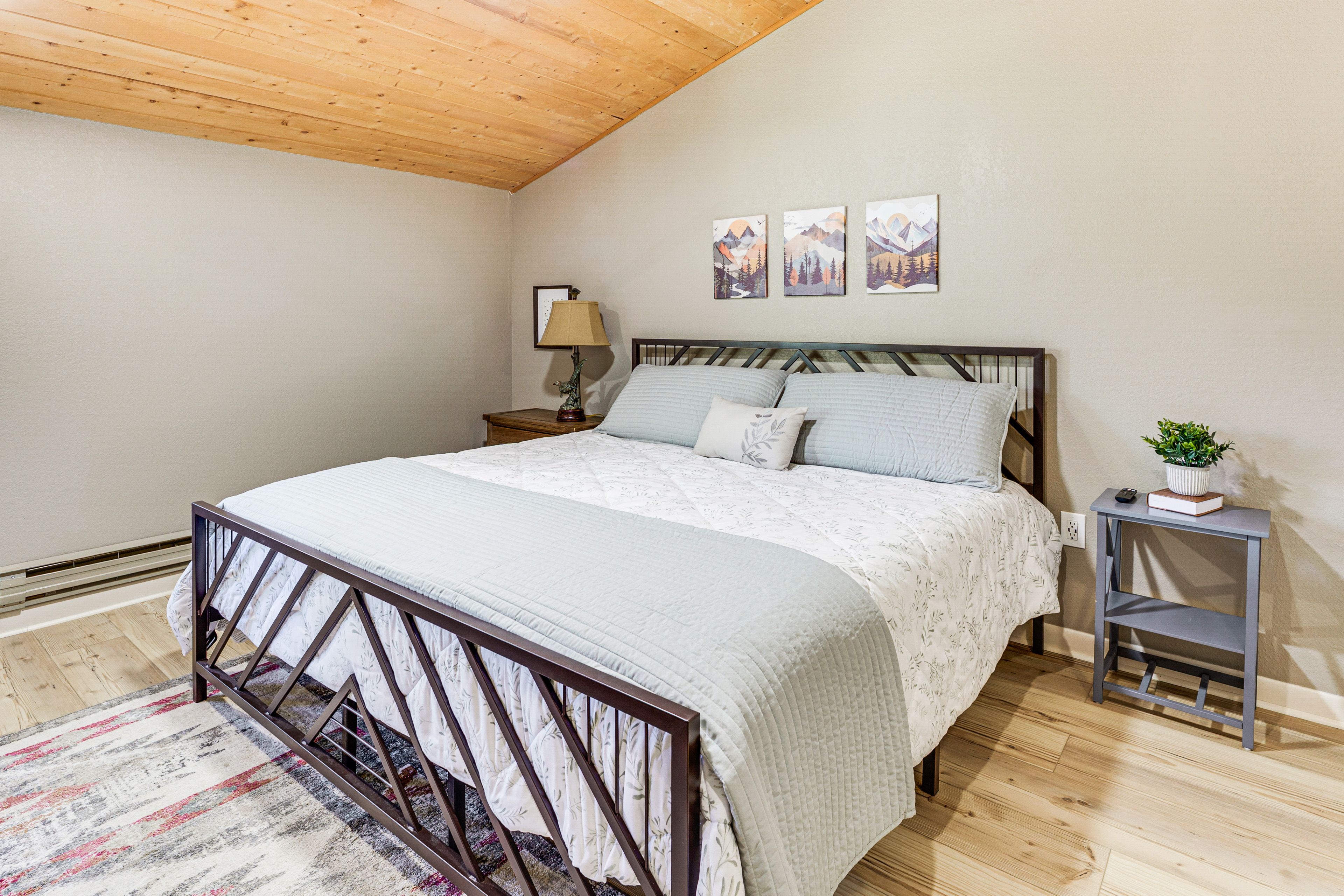 Bedroom 1 | King Bed | 1st Floor