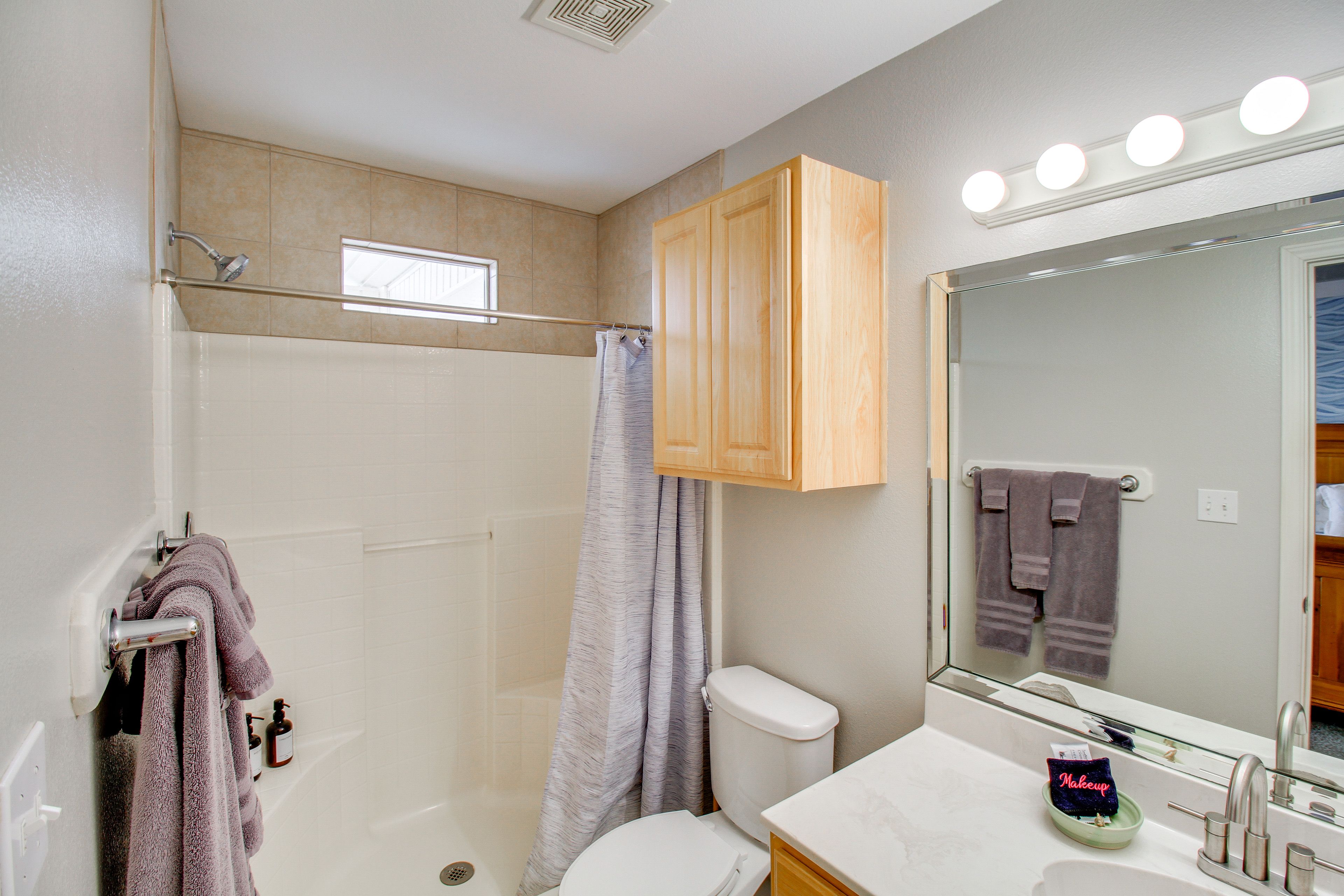 En-Suite Bathroom | Towels Provided | 3rd Floor