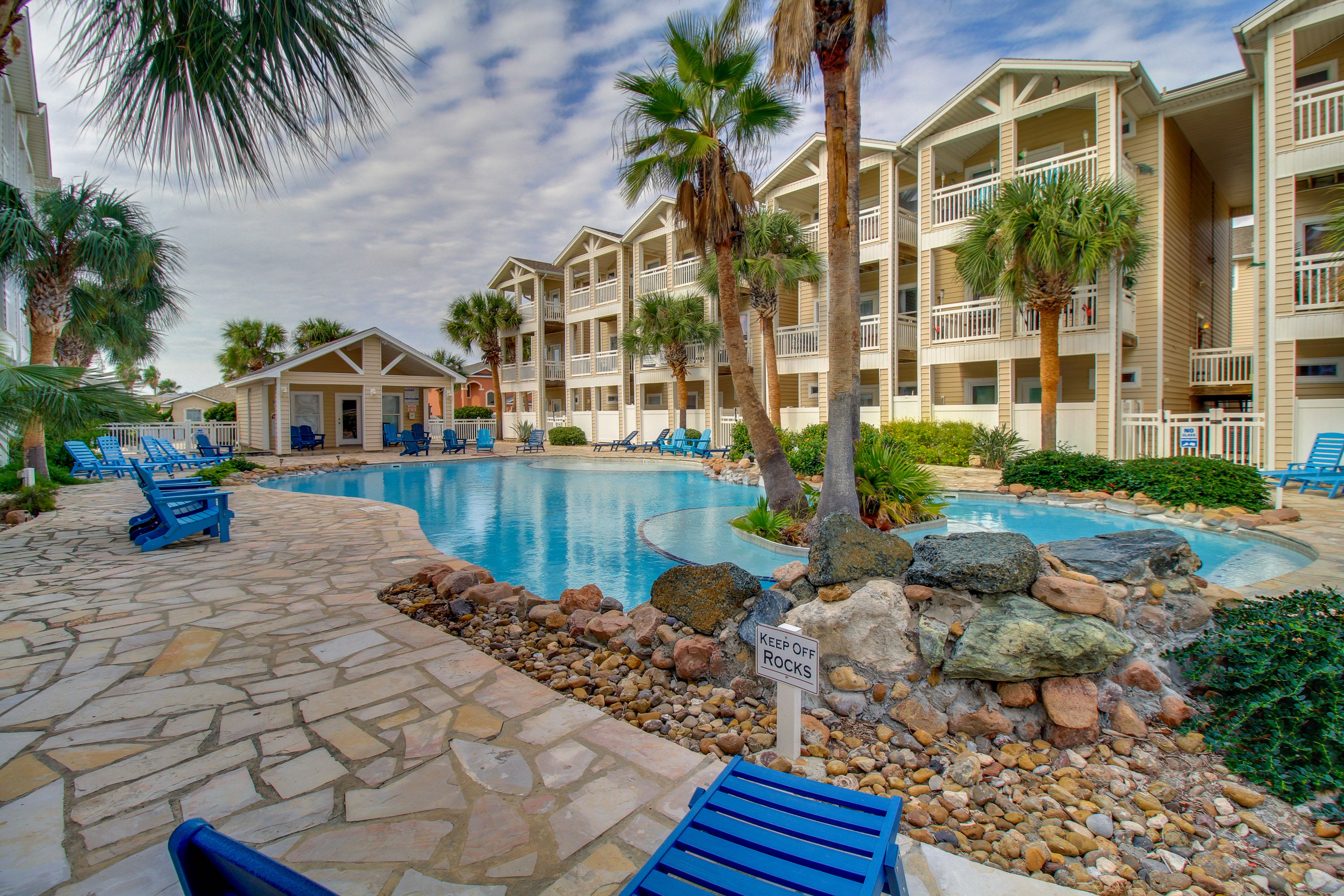 Community Pool | Lounge Seating